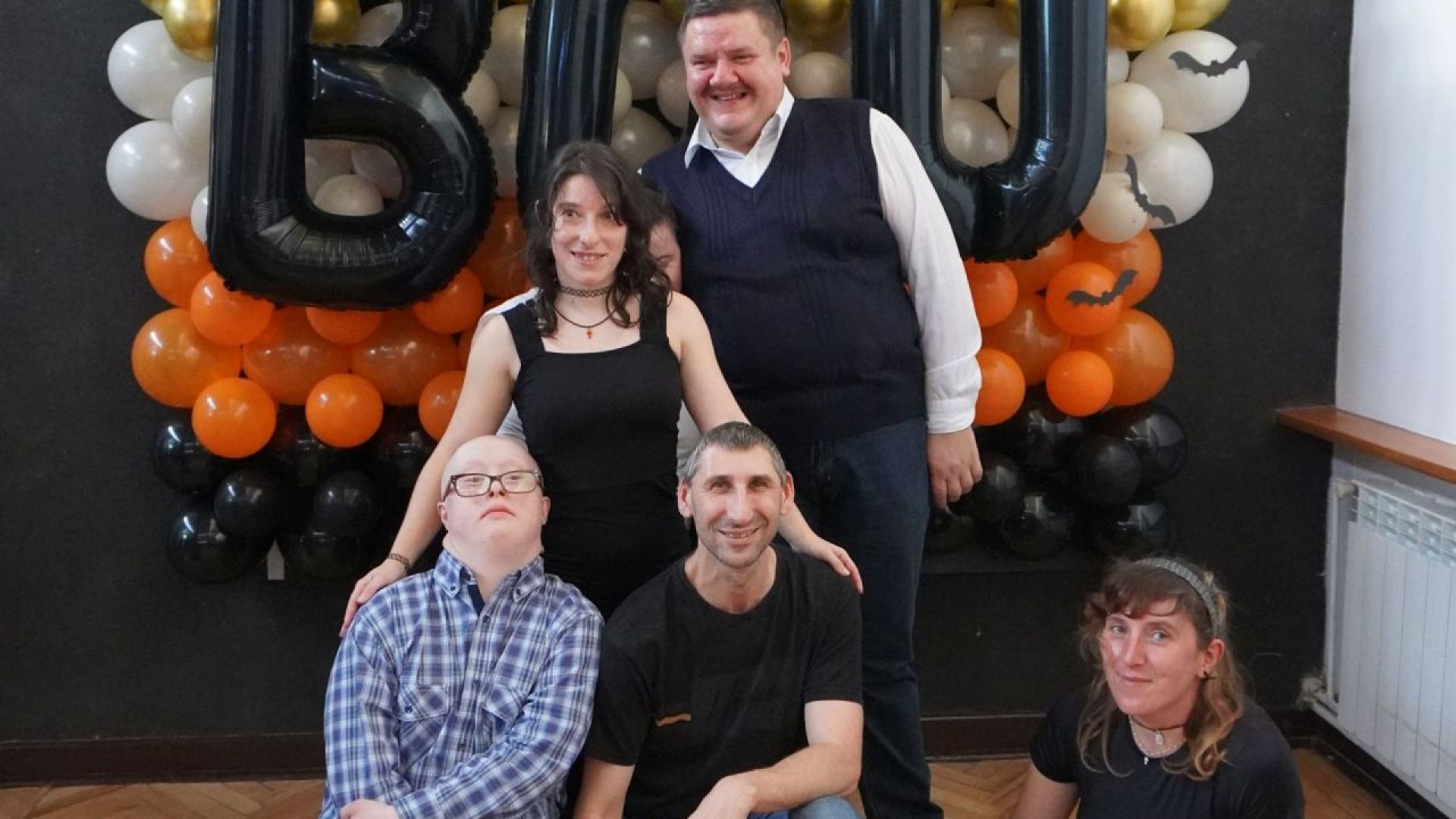 Zdjęcie grupowe uczestników naszego Domu podczas imprezy andrzejkowej w DPS ''Jedlina'' w Mieni.