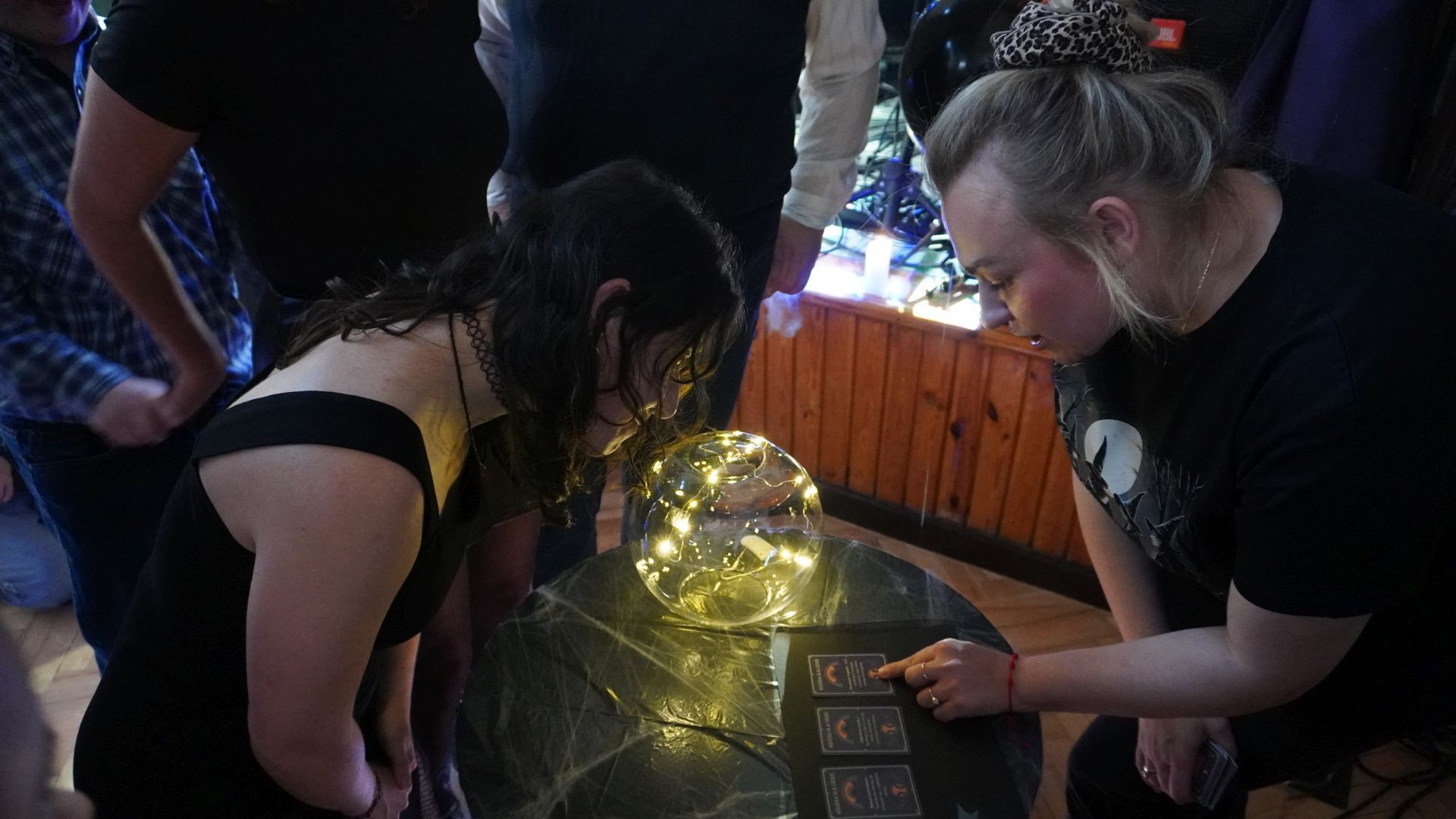 Uczestniczka Justyna podczas wróżb andrzejkowych na Andrzejkach w DPS ''Jedlina'' w Mieni.