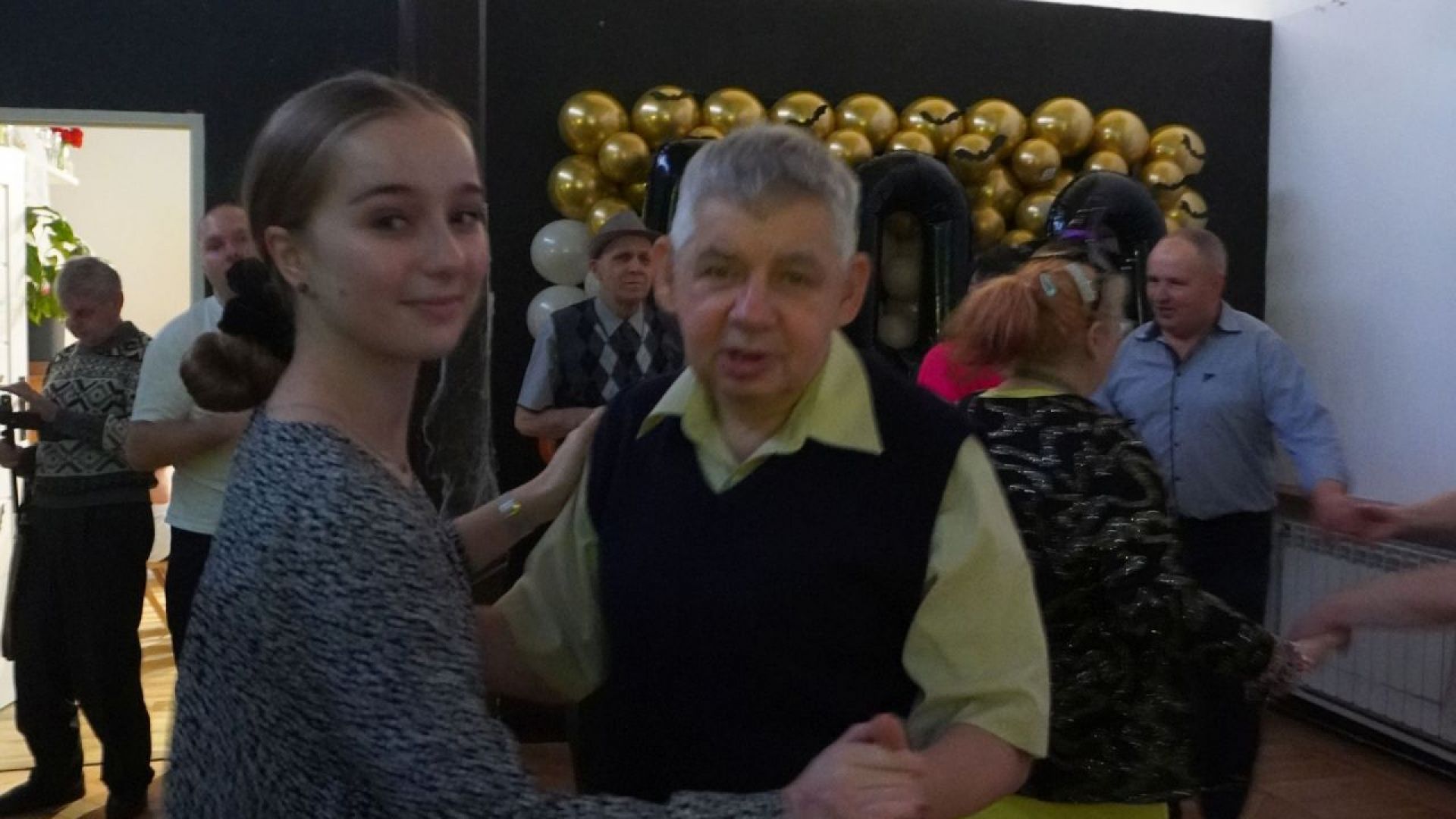 Uczestnik naszego Domu Sławomir tańczy z panią Edytą podczas imprezy andrzejkowej w DPS ''Jedlina'' w Mieni.