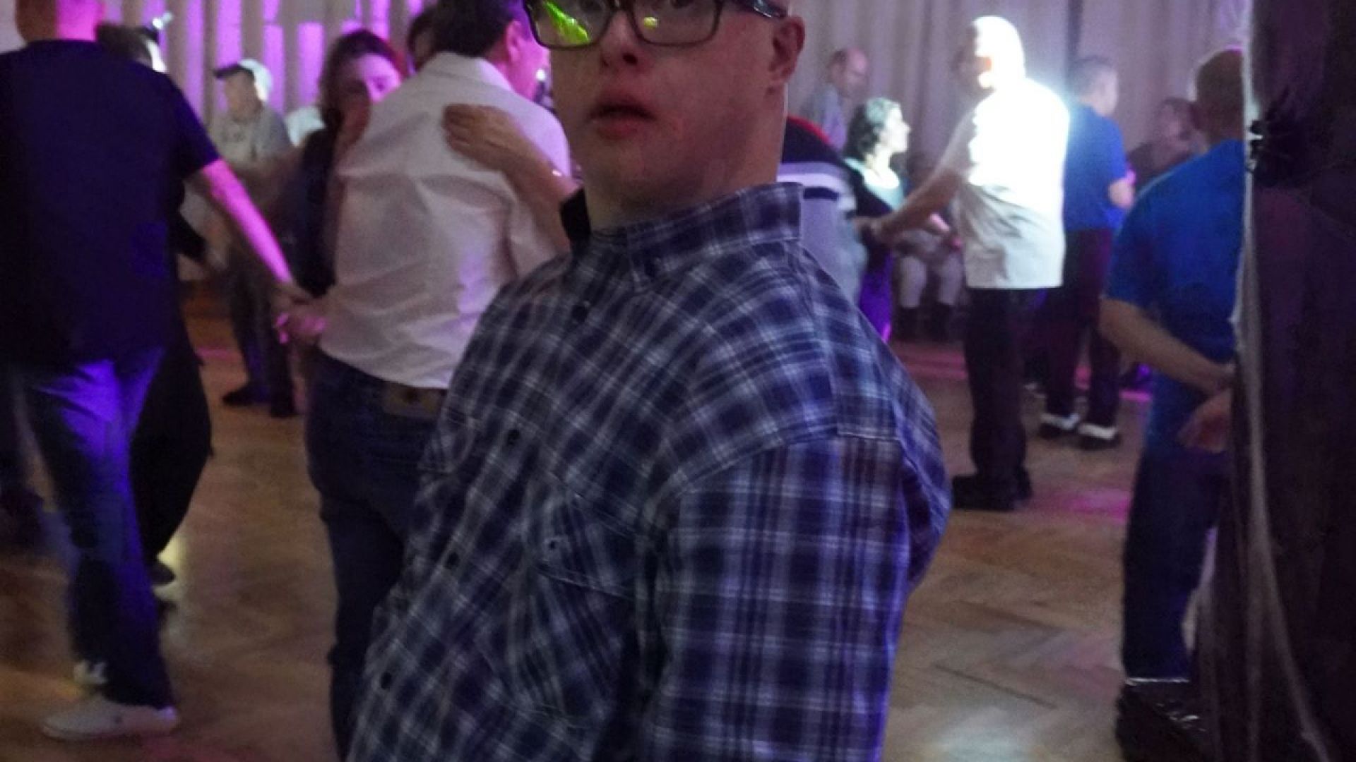 Uczestnik naszego Domu Mateusz podczas imprezy andrzejkowej w DPS ''Jedlina'' w Mieni.