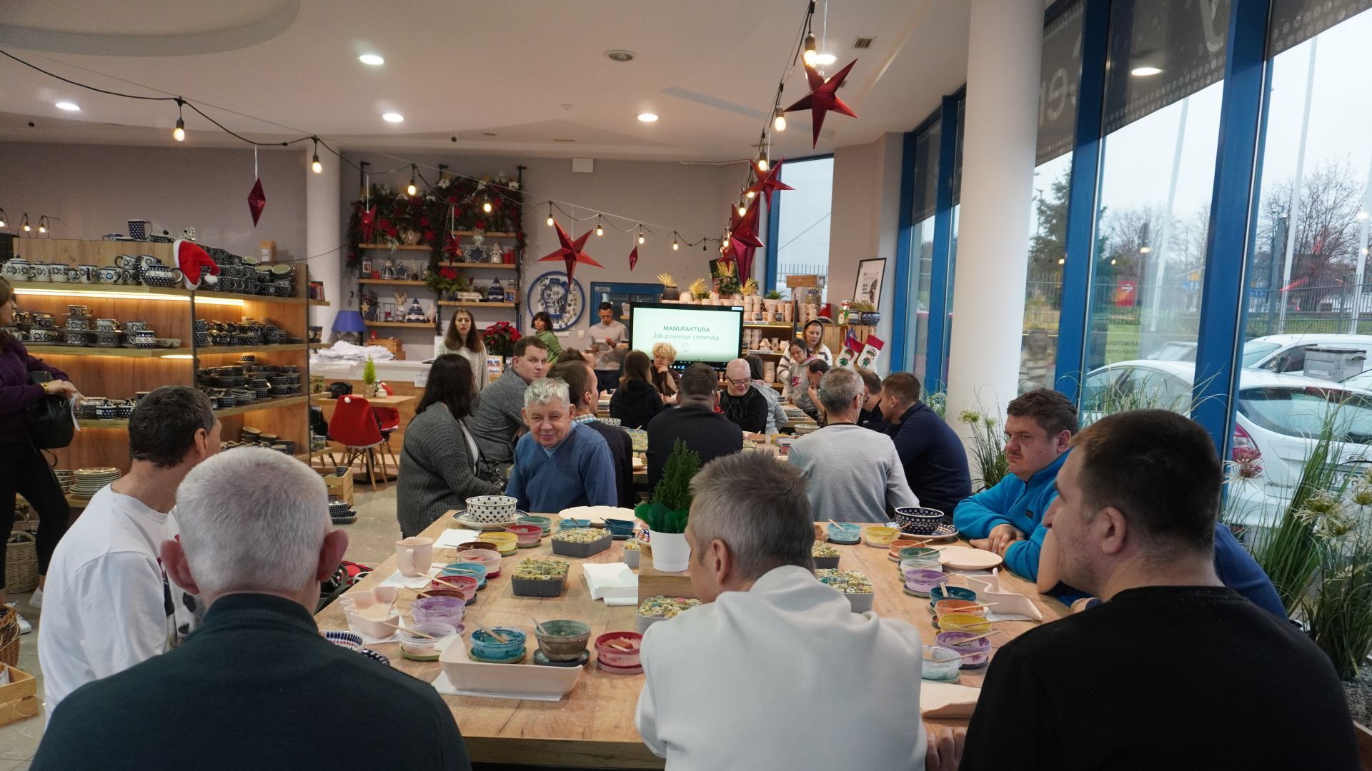 Galeria: Uczestnicy wraz z opiekunami podczas Warsztatów Ceramiki Bolesławiec w Lublinie.