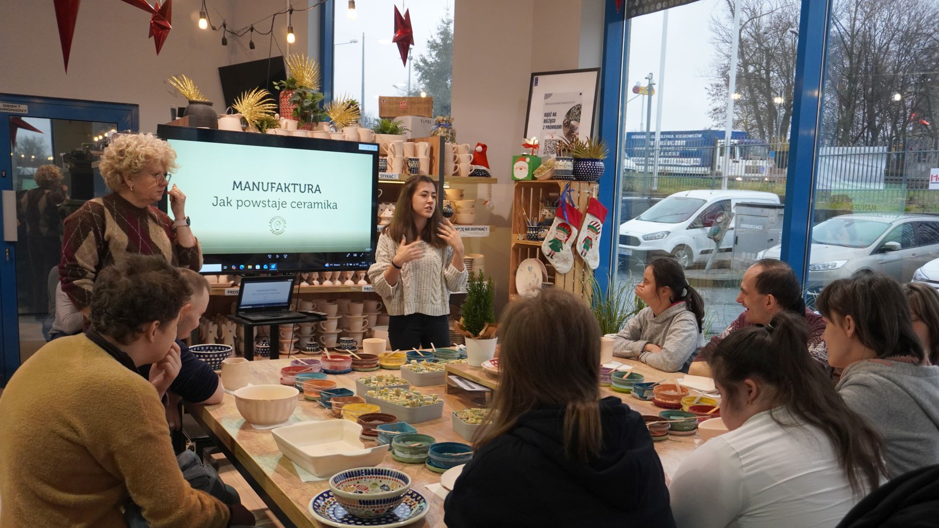 Uczestnicy wraz z opiekunami podczas Warsztatów Ceramiki Bolesławiec w Lublinie.