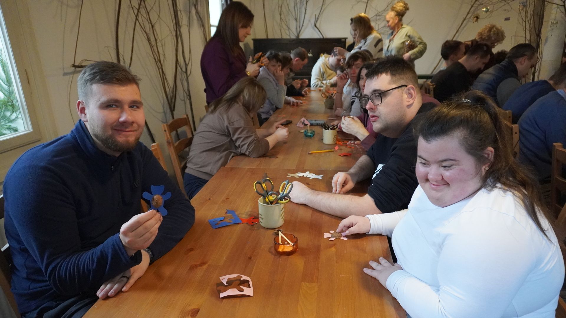 Uczestnicy naszego Domu podczas warsztatów wykonywania ozdób choinkowych w Muzeum Wsi Lubelskiej.