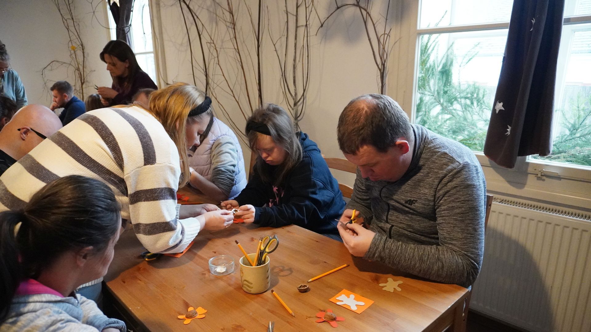 Uczestnicy naszego Domu wraz z terapeutą podczas warsztatów wykonywania ozdób choinkowych w Muzeum Wsi Lubelskiej.