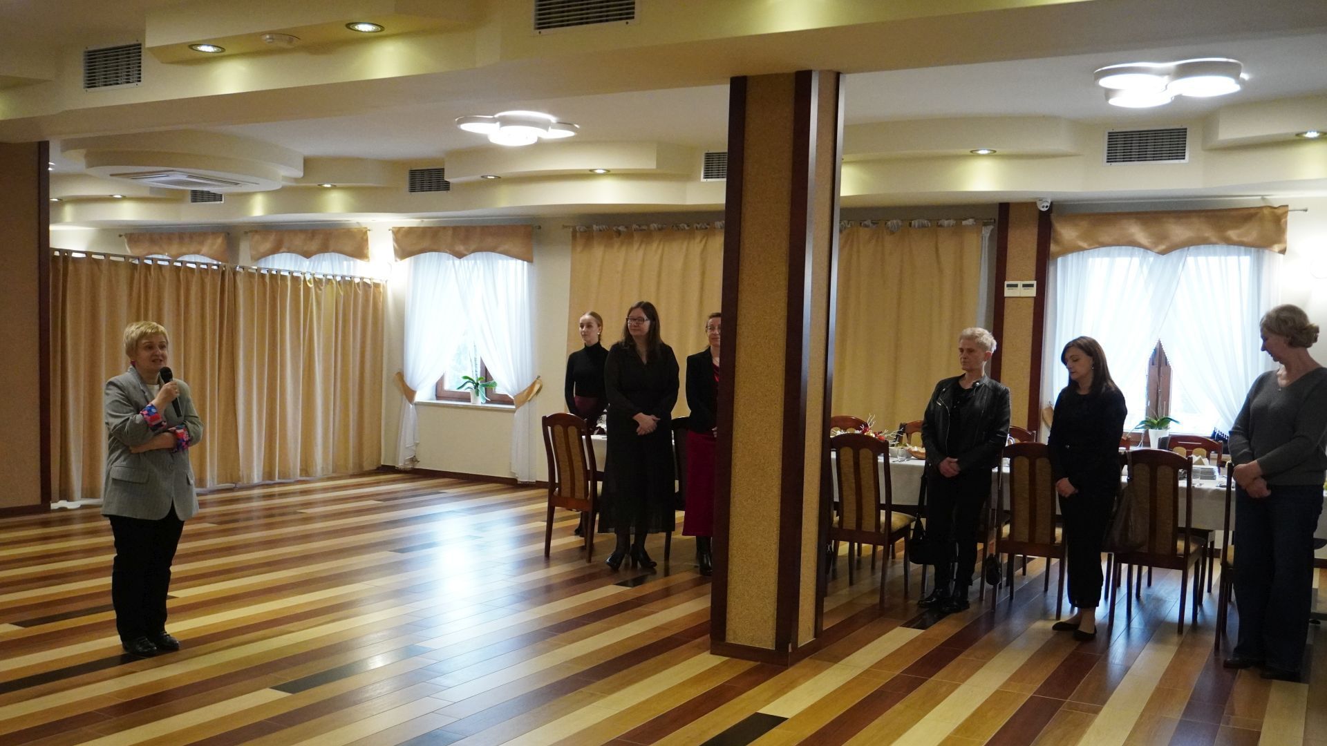 Galeria: Pani dyrektor Justyna Juszczak składa życzenia podczas spotkania opłatkowego 2025.