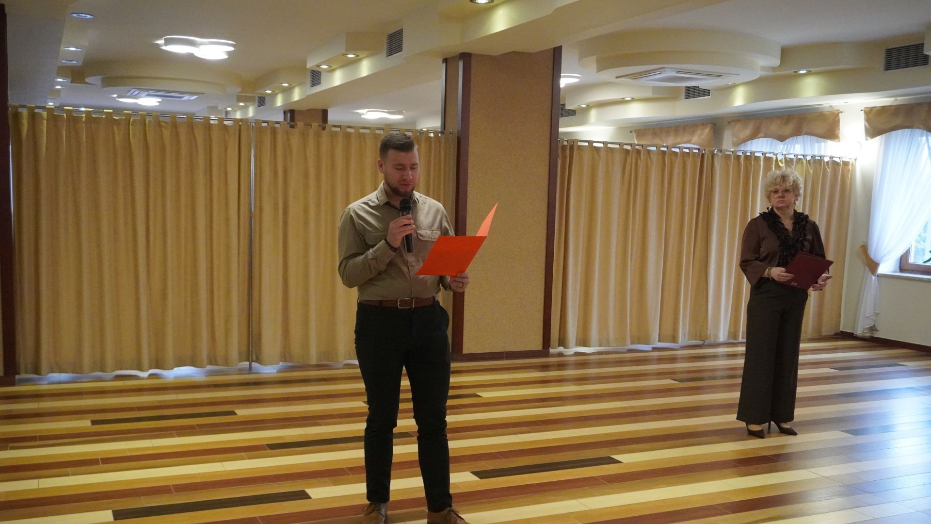 Uczestnik PŚDS Bartek składa życzenia w imieniu uczestników podczas spotkania opłatkowego 2025.