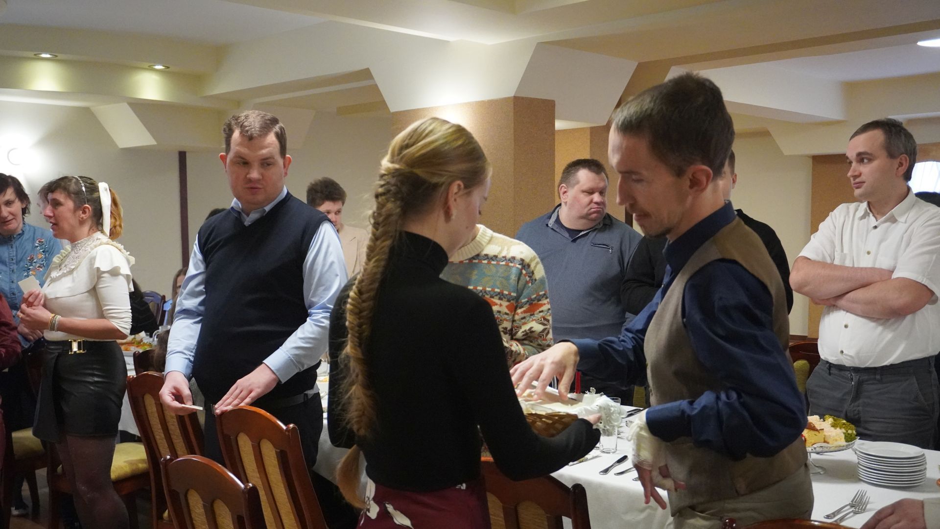 Terapeutka - pani Edyta rozdaje opłatek podczas spotkania opłatkowego 2025.