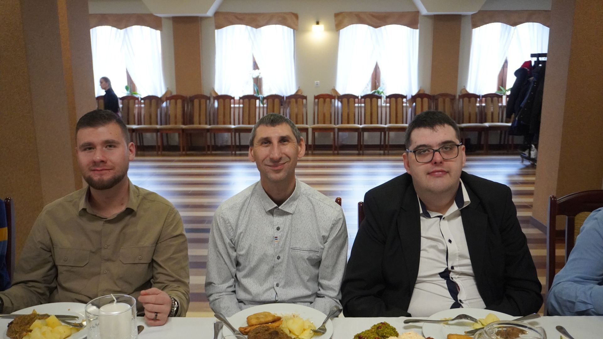 Uczestnicy PŚDS podczas posiłku na spotkaniu opłatkowym 2025.