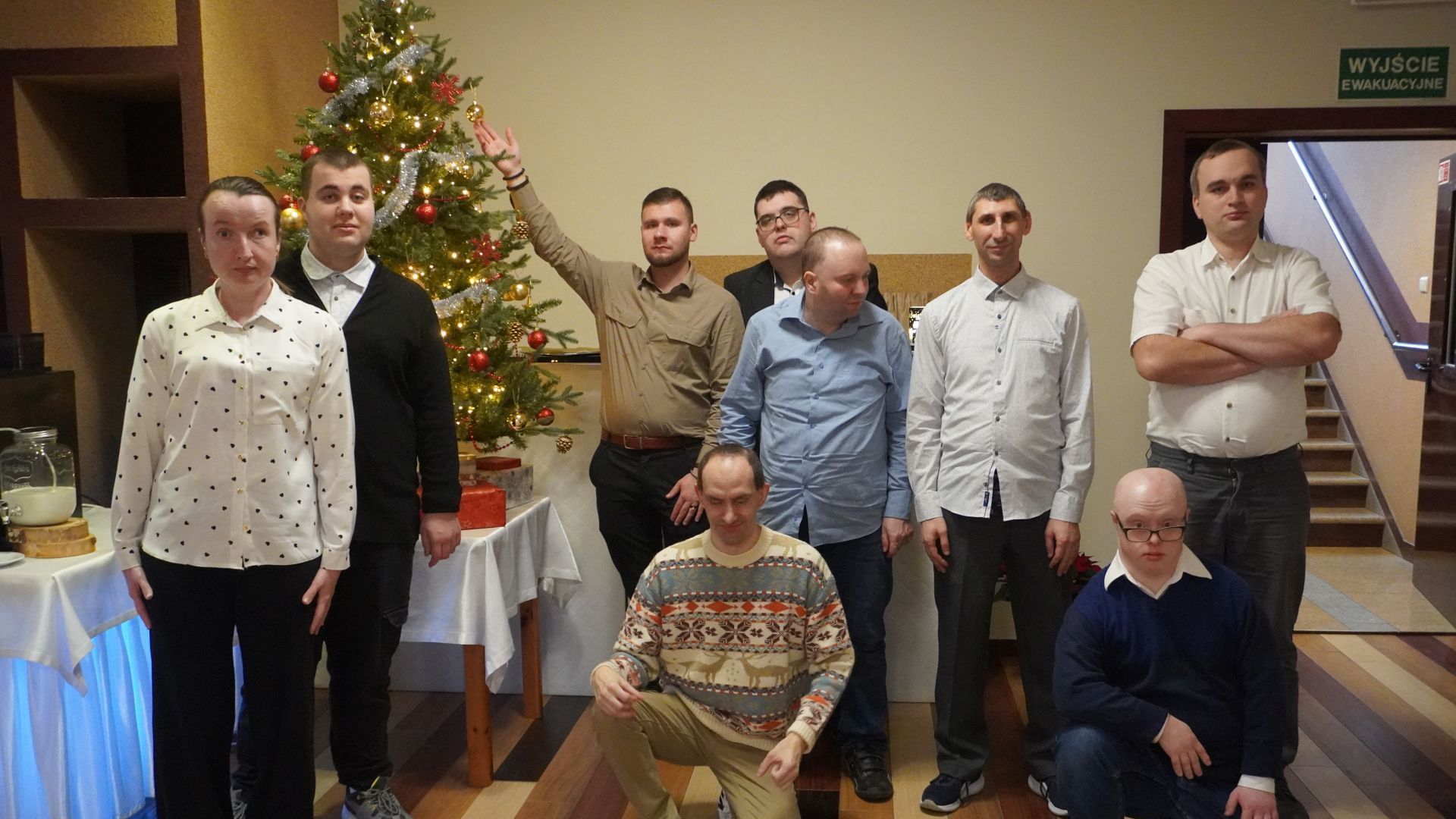 Zdjęcie uczestników PŚDS przy choince podczas spotkania opłatkowego 2025.
