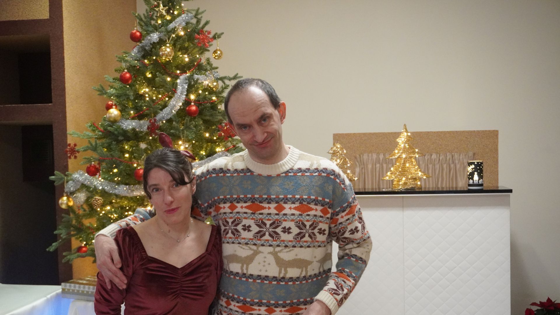 Uczestnicy PŚDS Justyna K. i Paweł W. stoją przy choince podczas spotkania opłatkowego 2025.