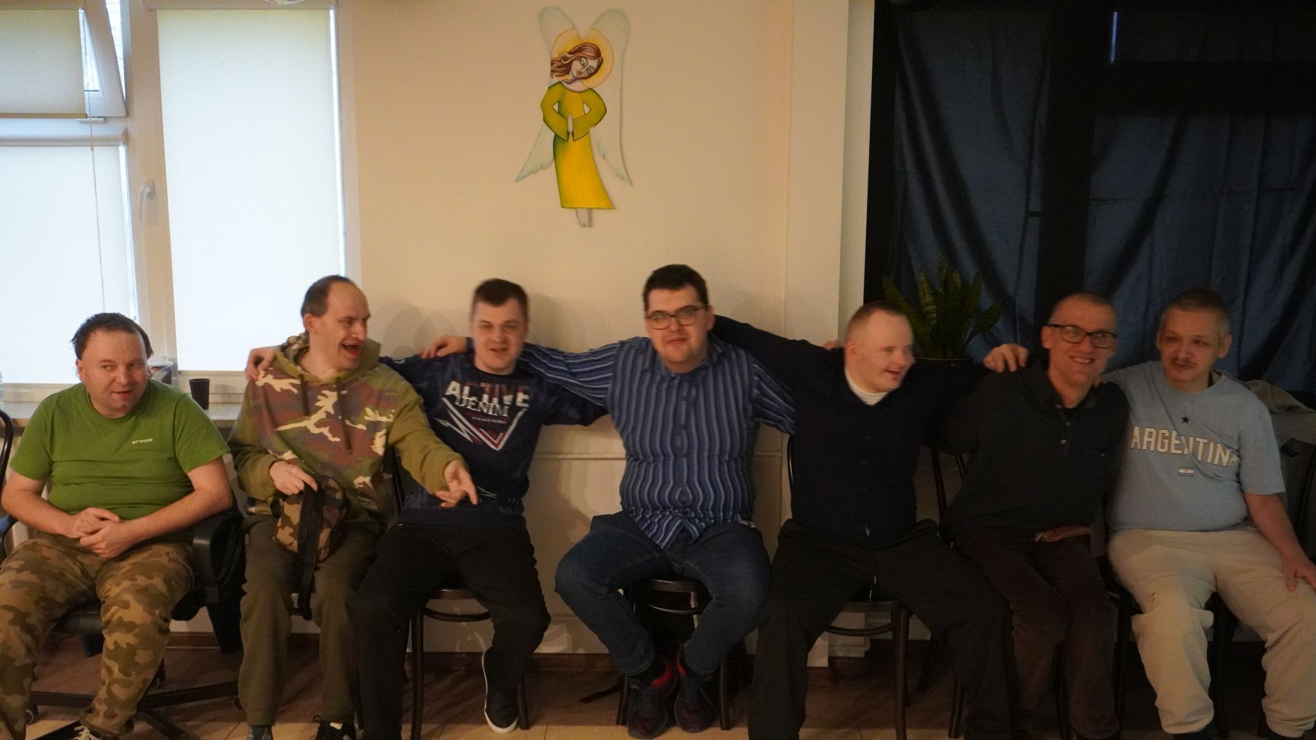 Uczestnicy naszego domu dobrze się bawią podczas imprezy andrzejkowej 2025.