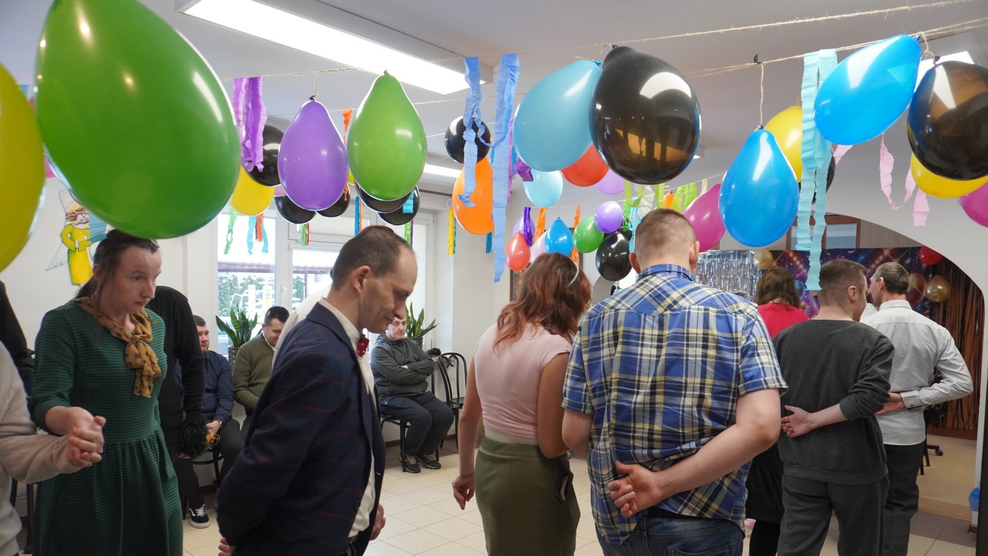 Uczestnicy tańczą poloneza na otwarcie balu karnawałowego.