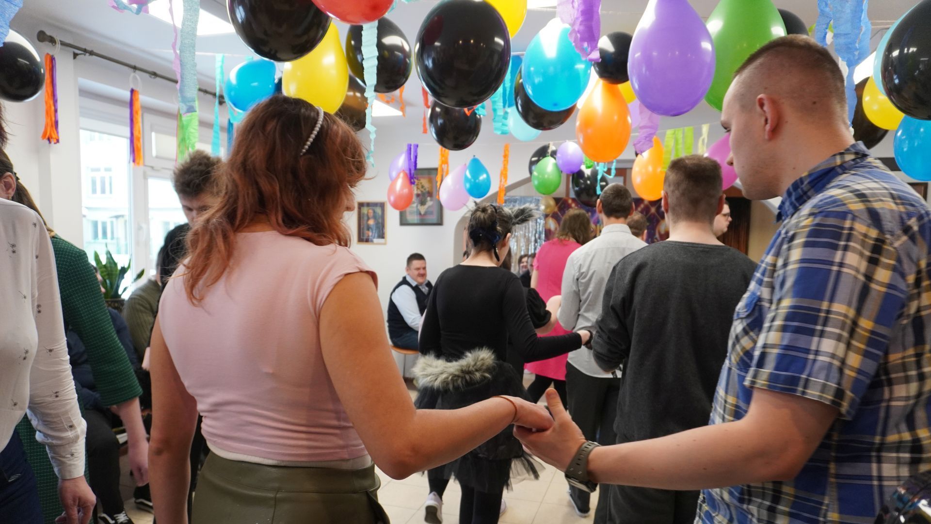 Uczestnicy tańczą poloneza na otwarcie balu karnawałowego.