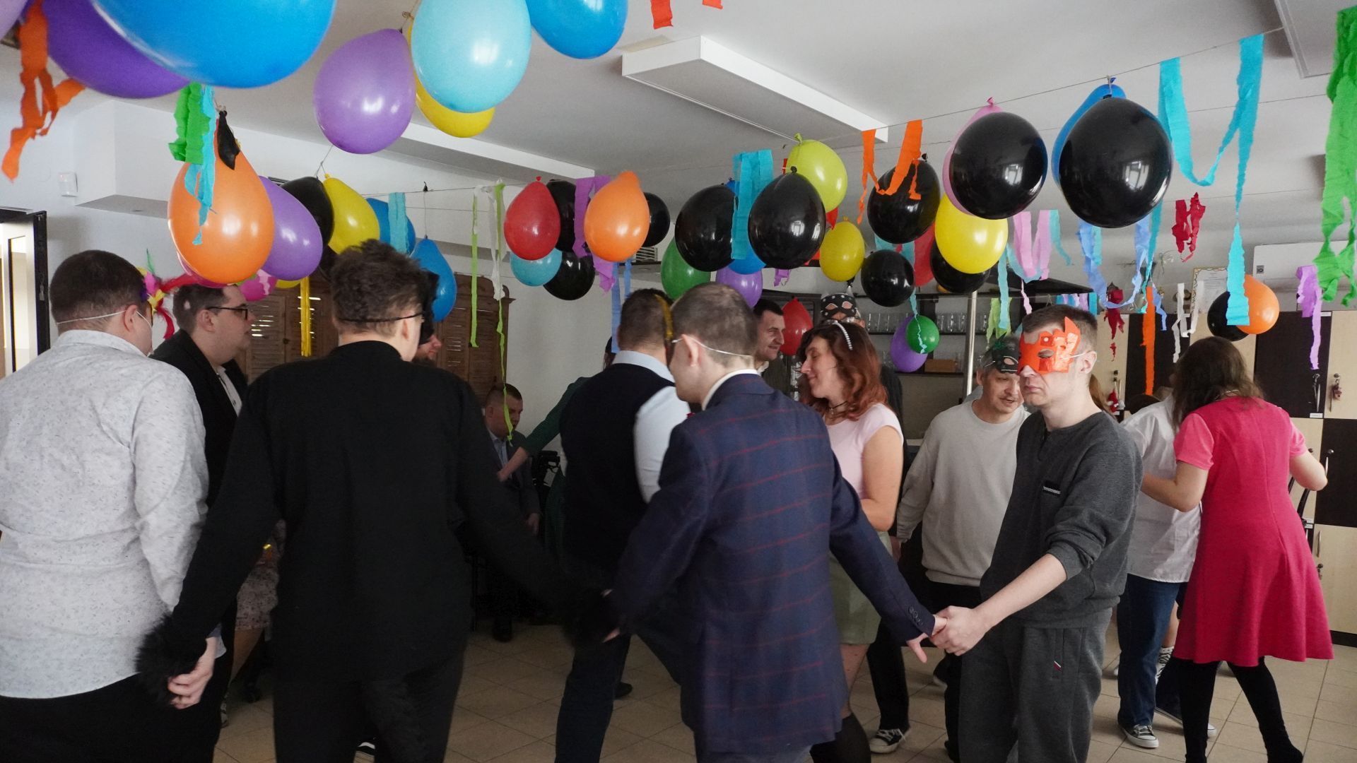 Uczestnicy tańczą podczas balu karnawałowego. 