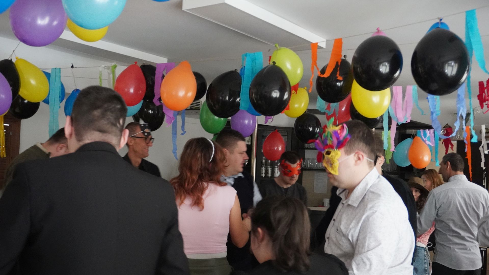 Uczestnicy tańczą podczas balu karnawałowego.