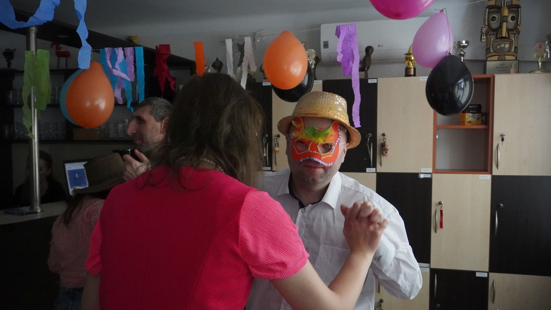 Uczestnicy Zuzanna i Kamil tańczą w parze podczas balu karnawałowego.