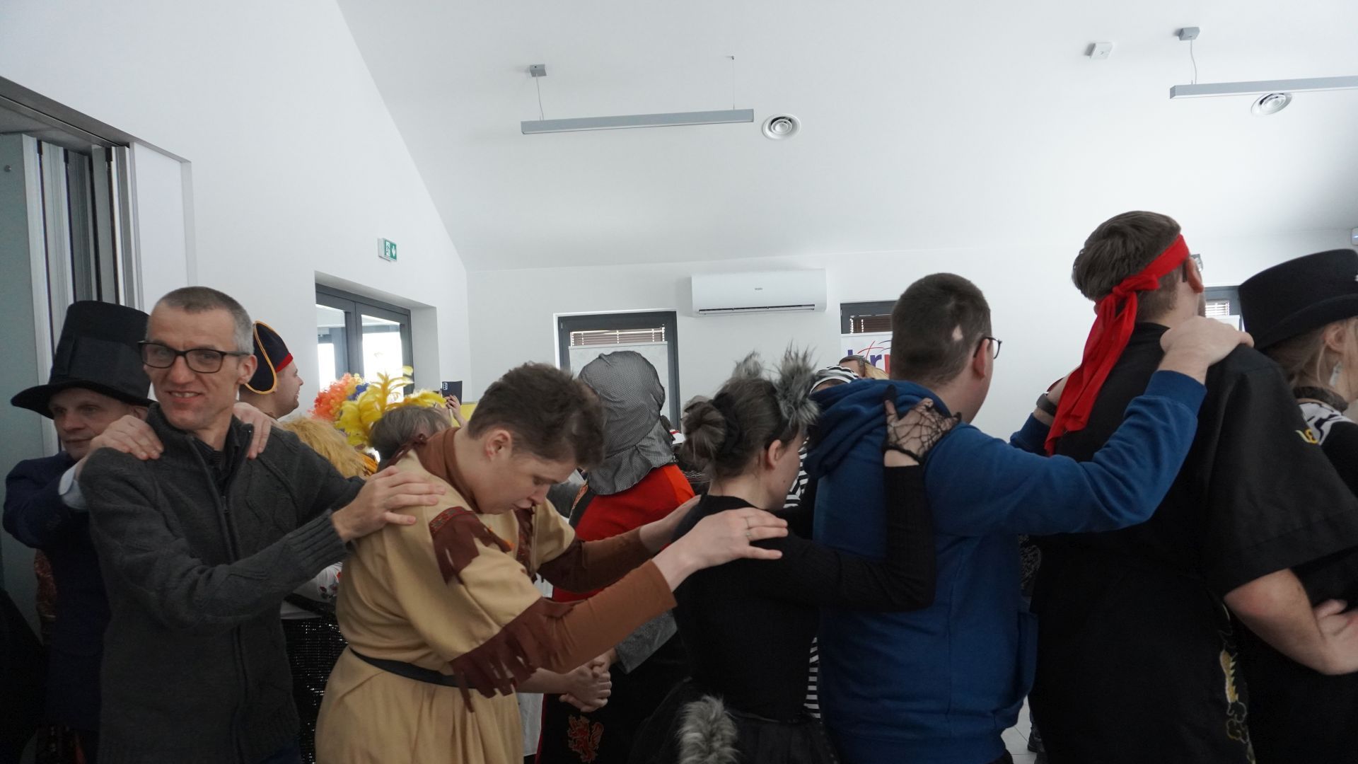 Uczestnicy naszego Domu podczas zabawy tanecznej ''pociąg'' podczas V Balu Karnawałowego Tchórzew 2026.
