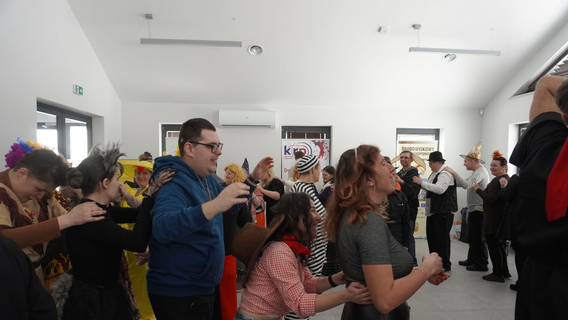 Uczestnicy naszego Domu biorą udział w zabawie tanecznej ''pociąg'' podczas V Balu Karnawałowego Tchórzew 2026.