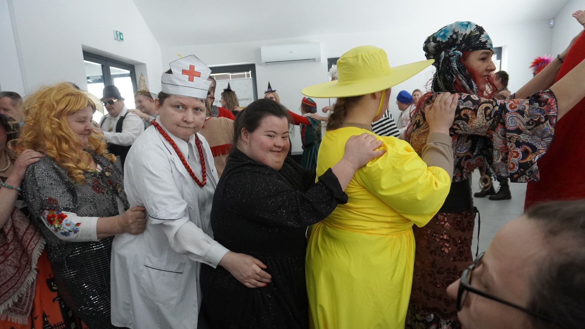 Uczestniczka naszego Domu Aleksandra bierze udział w zabawie tanecznej ''pociąg'' podczas V Balu Karnawałowego Tchórzew 2026.