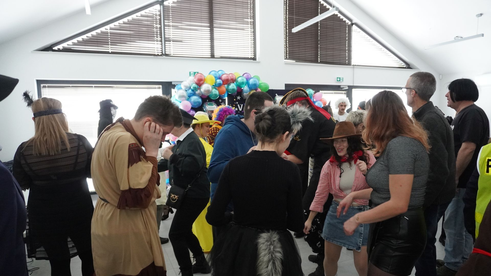 Uczestnicy naszego Domu tańczą podczas V Balu Karnawałowego Tchórzew 2026.