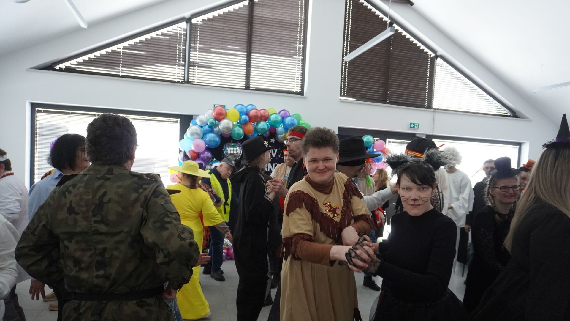 Uczestniczki naszego Domu Małgorzata i Aneta tańczą razem podczas V Balu Karnawałowego Tchórzew 2026.