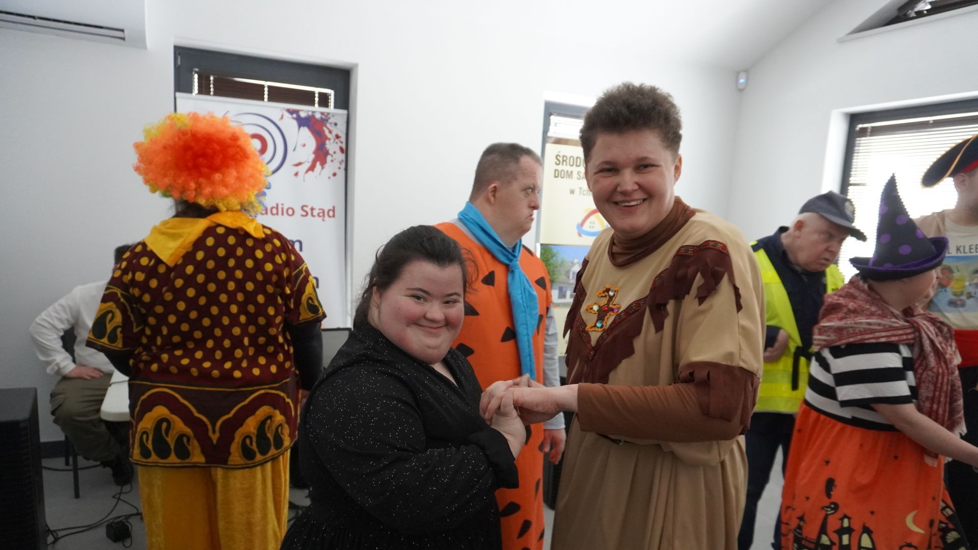 Uczestniczki naszego Domu Aleksandra i Aneta tańczą razem podczas V Balu Karnawałowego Tchórzew 2026.