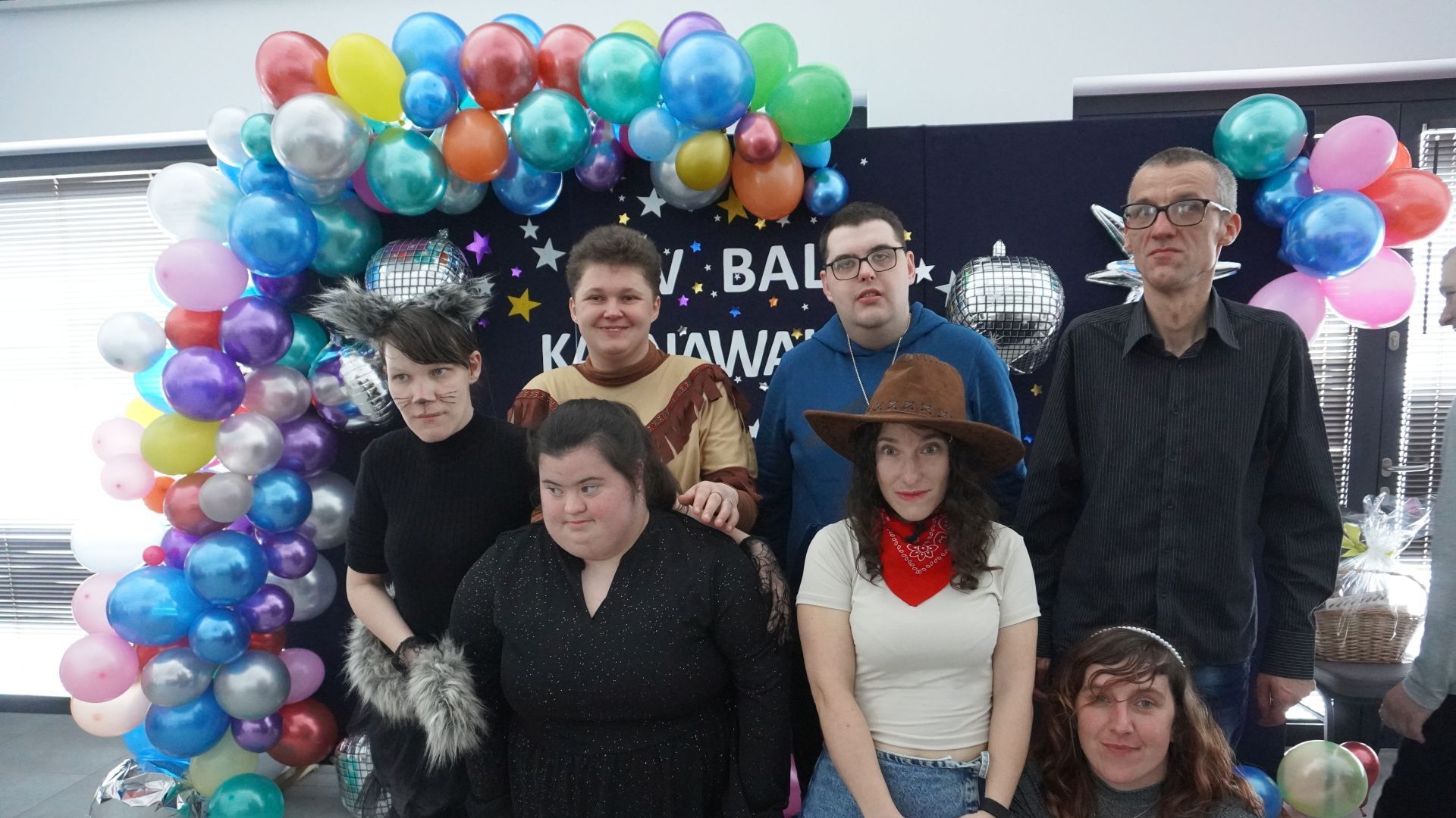 Uczestnicy naszego Domu pozują wspólnie do zdjęcia podczas V Balu Karnawałowego Tchórzew 2026.