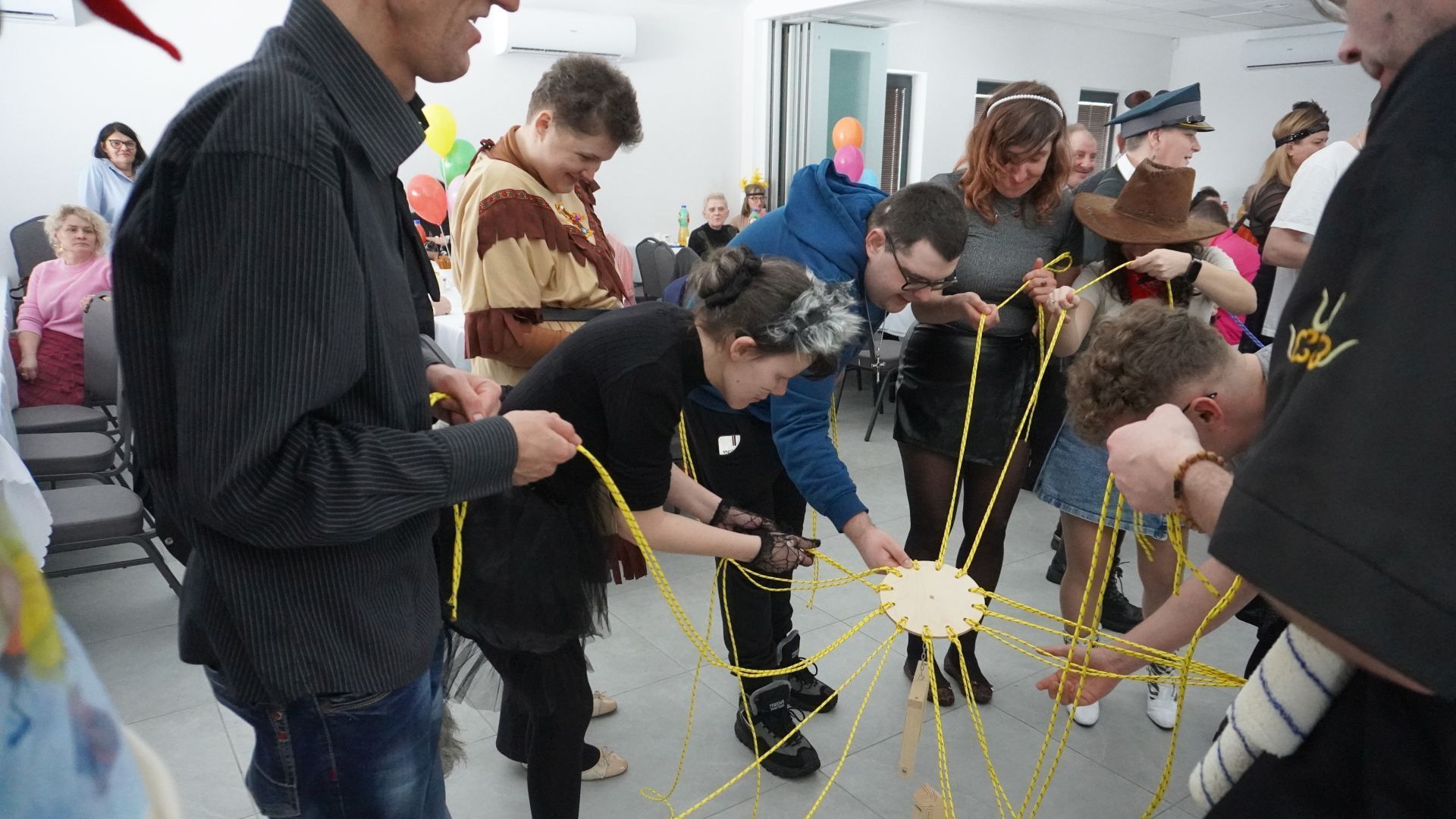 Uczestniczki naszego Domu biorą udział w zabawie integracyjnej ''budowanie wieży'' podczas V Balu Karnawałowego Tchórzew 2026.