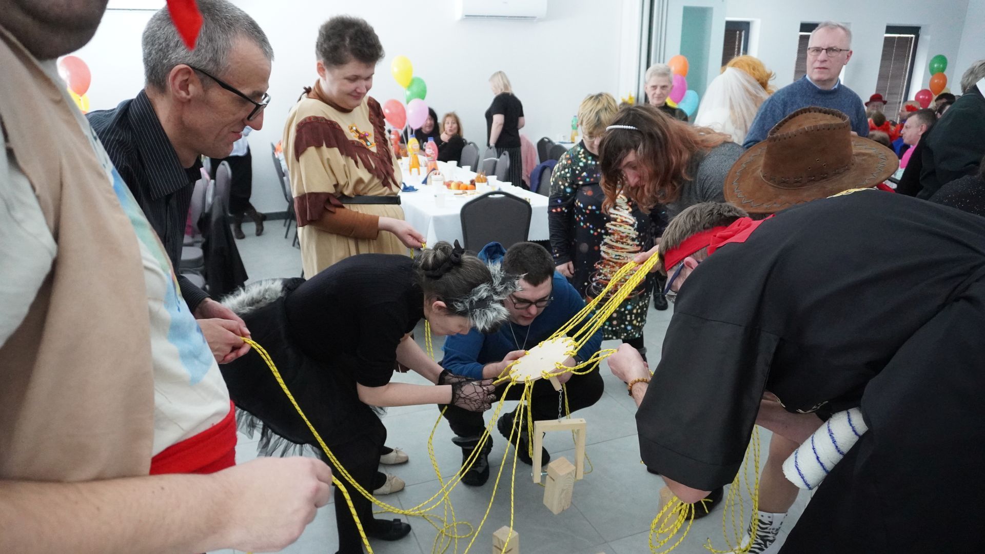 Uczestniczki naszego Domu biorą udział w zabawie integracyjnej ''budowanie wieży'' podczas V Balu Karnawałowego Tchórzew 2026.