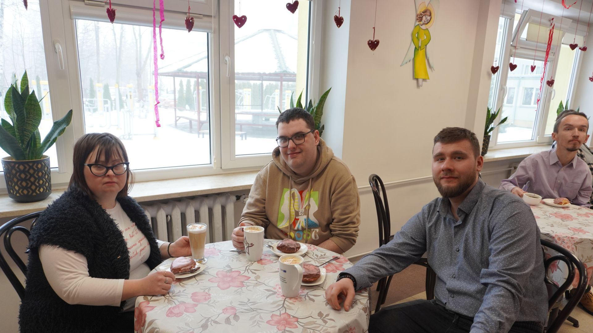 Uczestnicy PŚDS świętują Tłusty Czwartek - jedzą pączki i piją kawę.