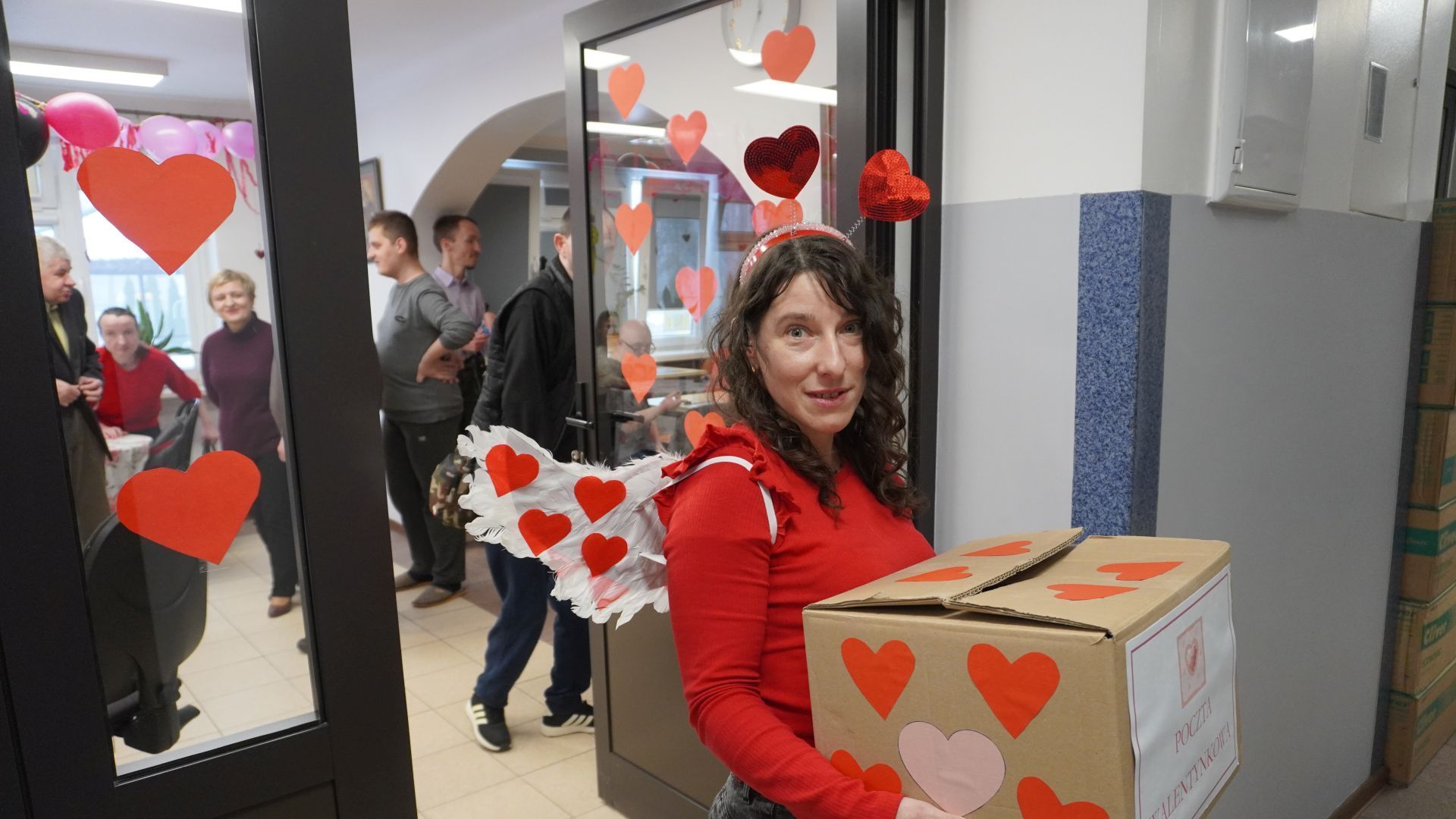 Uczestniczka Justyna K. w przebraniu aniołka z pocztą walentynkową. 