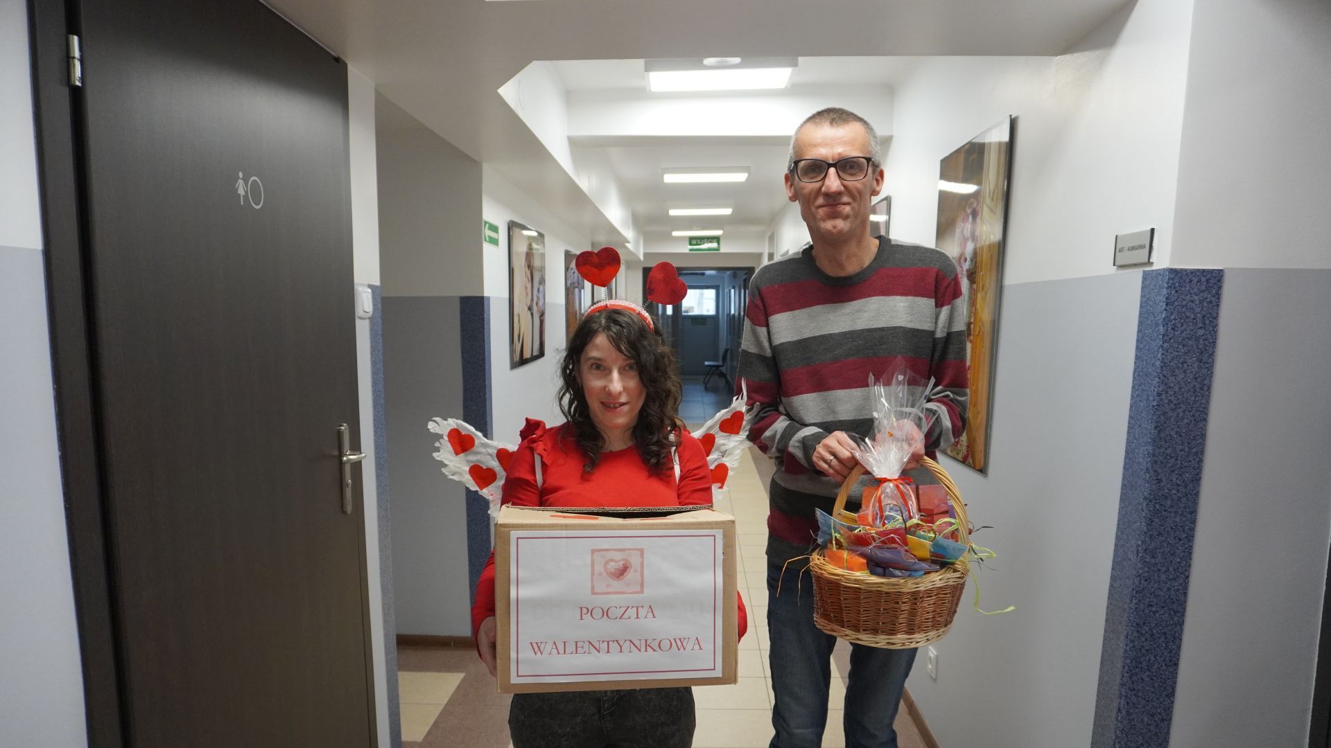 Przedstawiciele Rady Domu - Justyna K. i Grzegorz przygotowują się do rozdawania poczty walentynkowej.