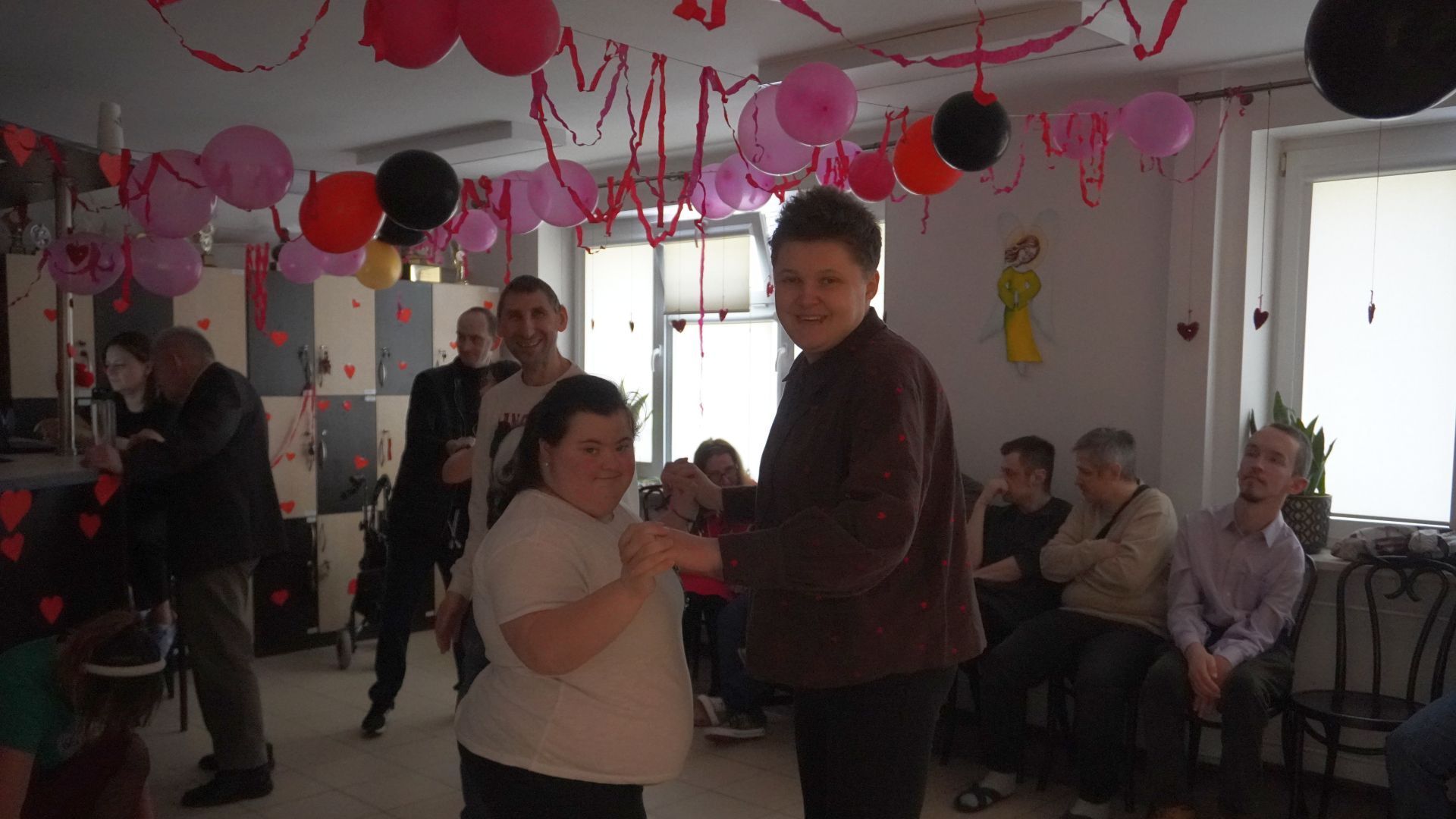 Uczestniczki Aneta i Aleksandra tańczą razem podczas dyskoteki walentynkowej. 