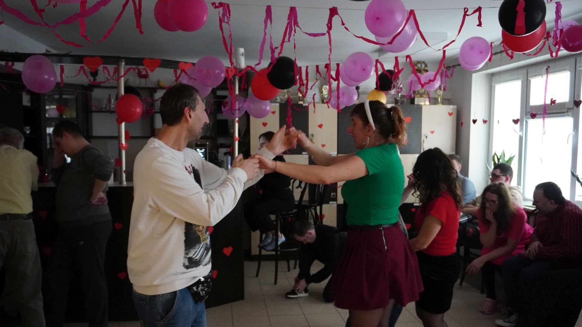 Uczestnicy Agnieszka W. i Sebastian tańczą razem podczas dyskoteki walentynkowej.