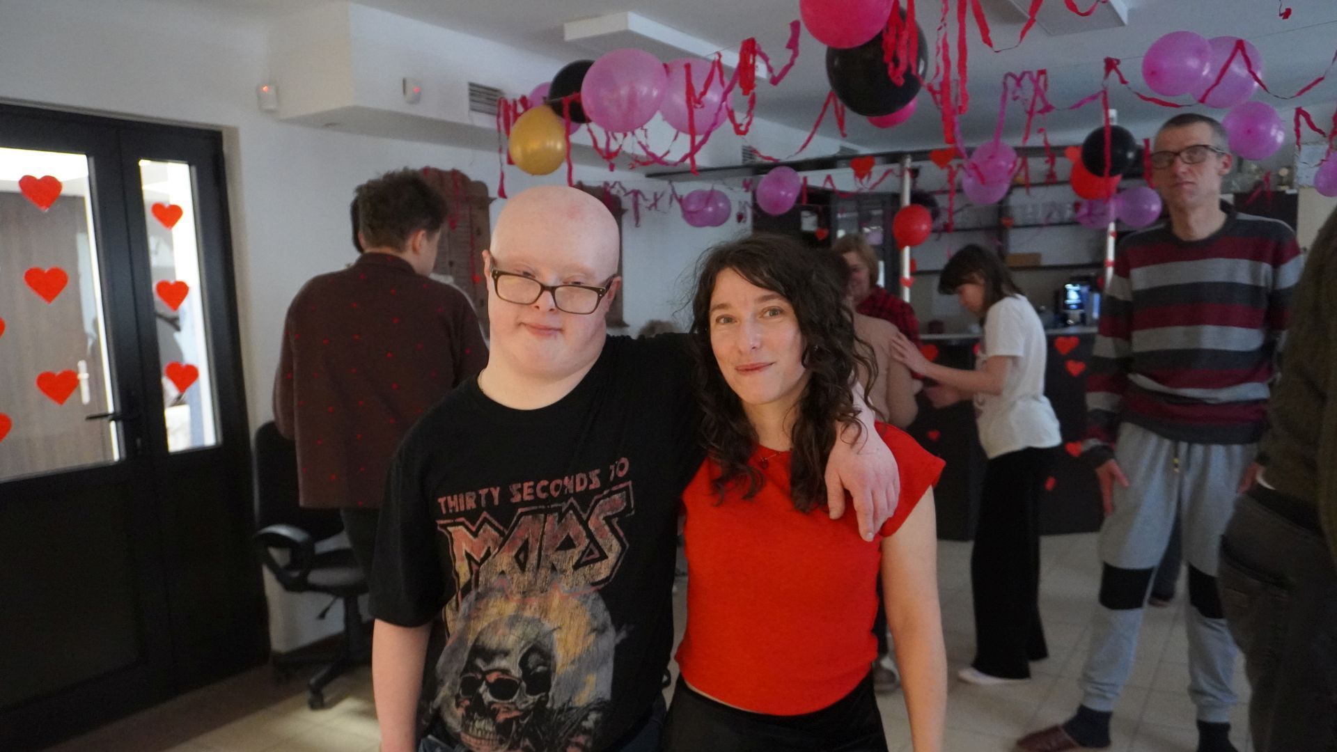 Uczestnicy Mateusz i Justyna K. pozują razem do zdjęcia podczas dyskoteki walentynkowej. 