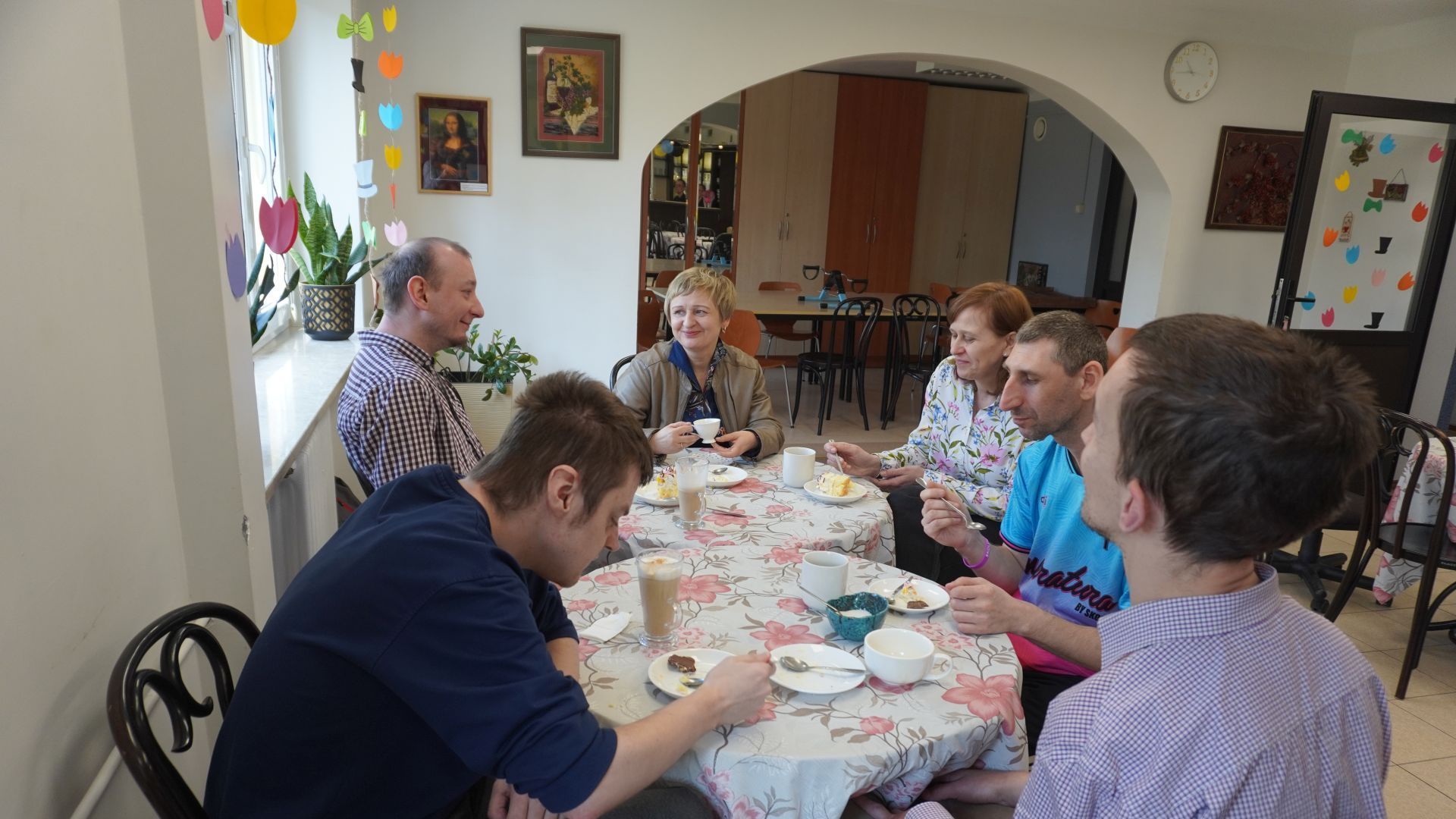Świętowanie Dnia Kobiet i Mężczyzn przy kawie i cieście. 