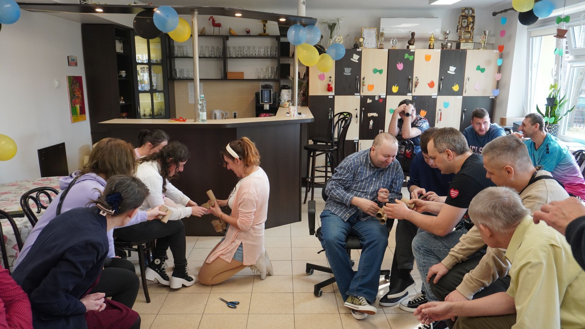 Zawody podczas Dnia Kobiet i Mężczyzn - kto zrobi wyższą wieżę z rolek po papierze toaletowym.