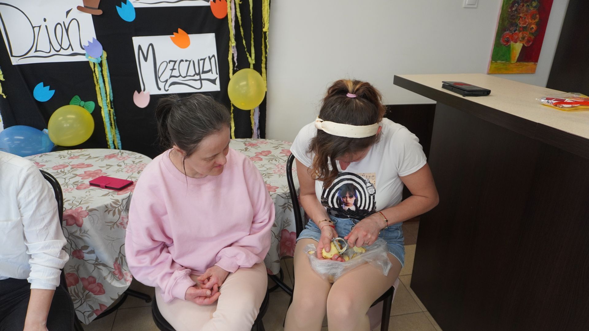 Uczestniczka Agnieszka W. obiera ziemniaka podczas zajęć integracyjnych z okazji Dnia Kobiet i Mężczyzn. 