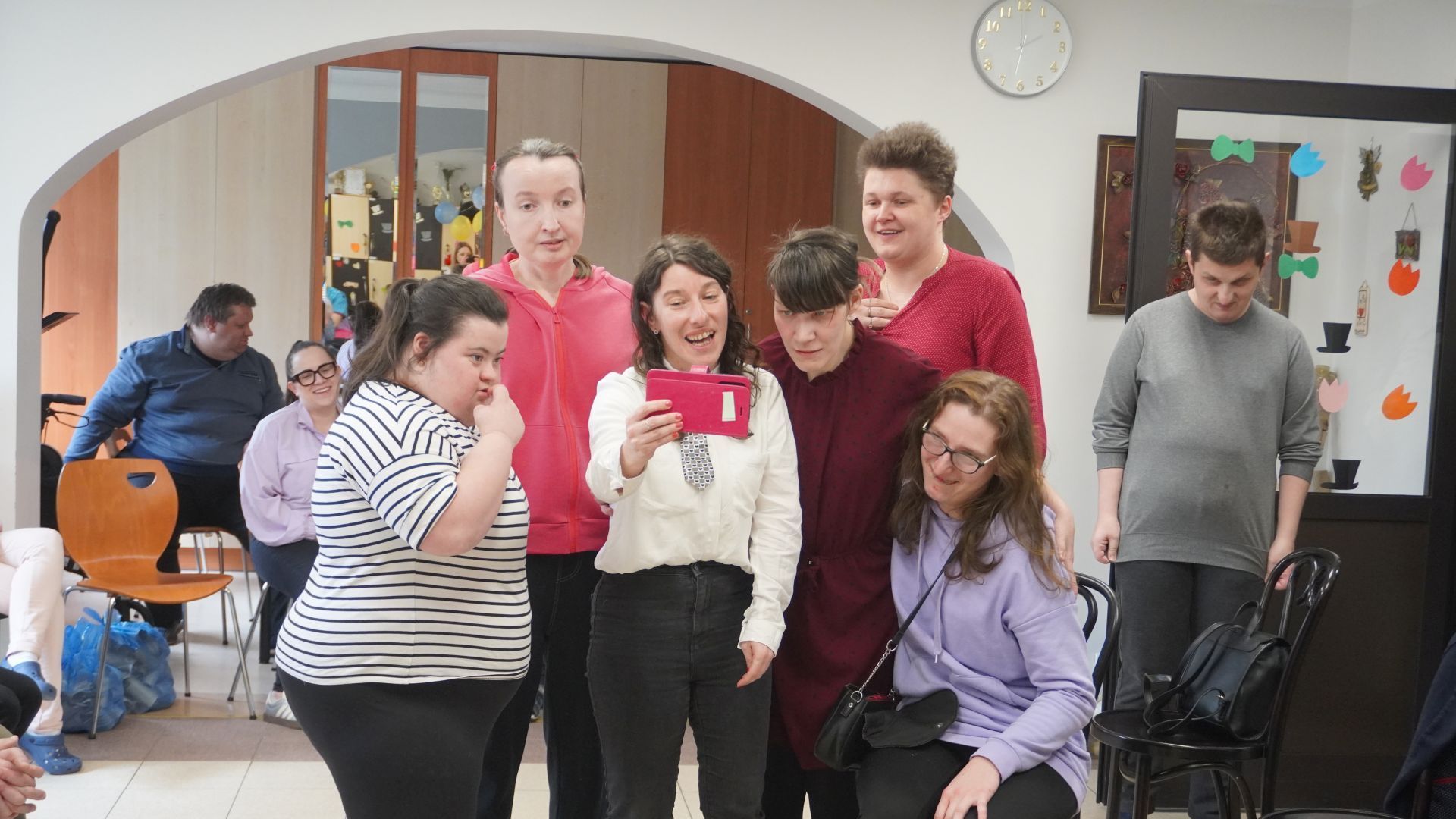 Panie z PŚDS śpiewają kolegą piosenkę z okazji dnia Kobiet i Mężczyzn.