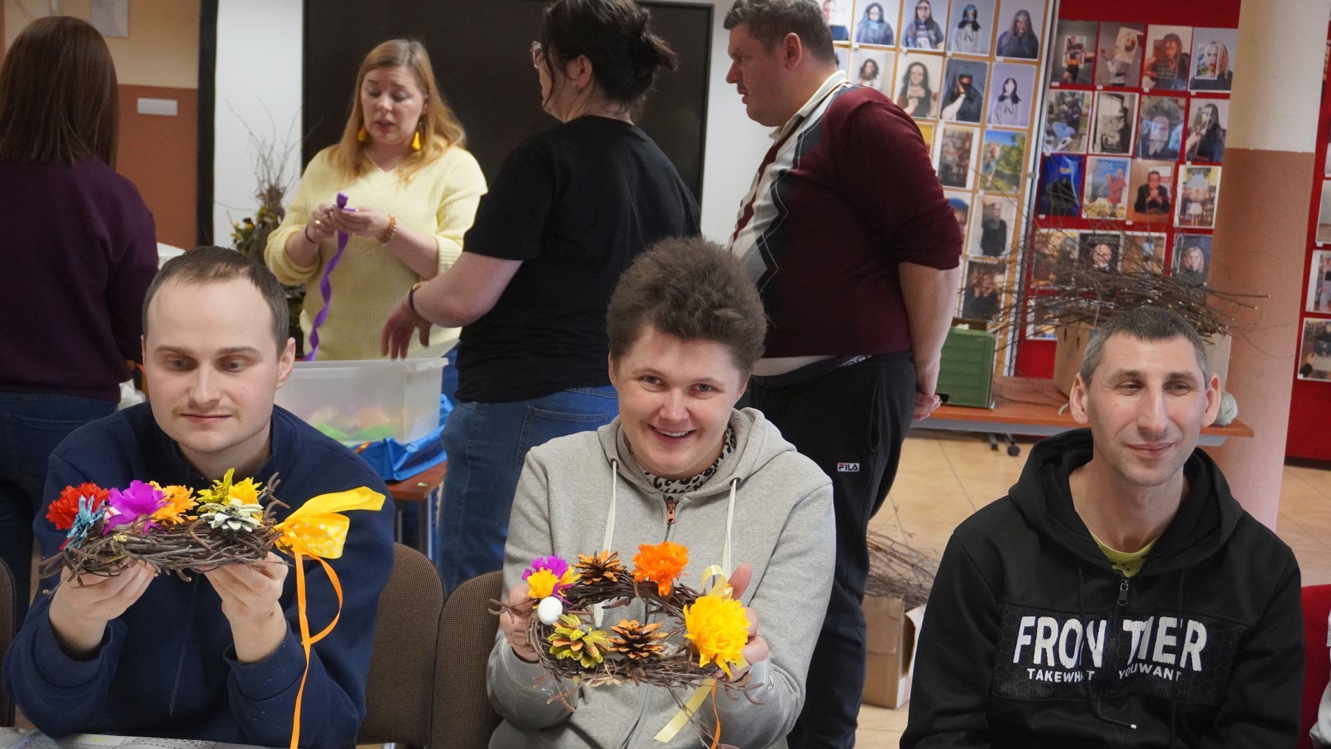 Uczestnicy: Krzysztof, Aneta i Sebastian z wiankami, które wykonali podczas wielkanocnych warsztatów artystycznych.