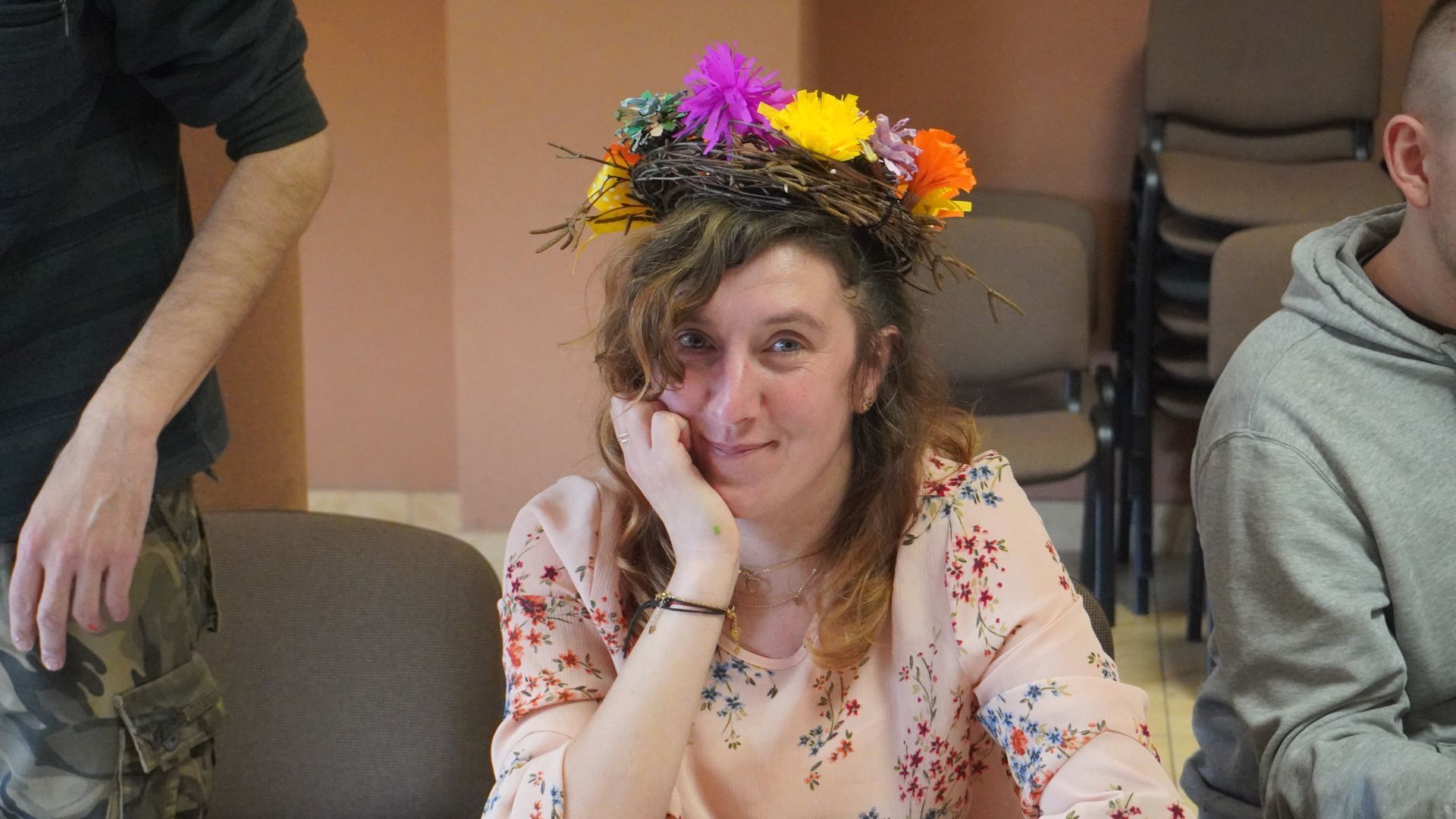 Uczestniczka Agnieszka W. nałożyła na głowę wianek, który wykonała podczas warsztatów wielkanocnych.  