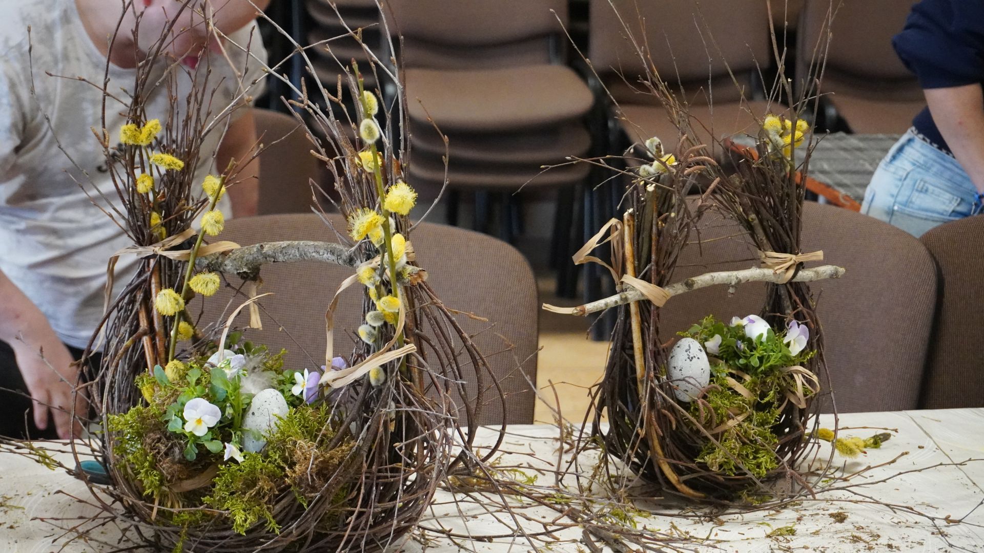 Wiosenne koszyki wykonany z naturalnych materiałów podczas wielkanocnych warsztatów artystycznych.