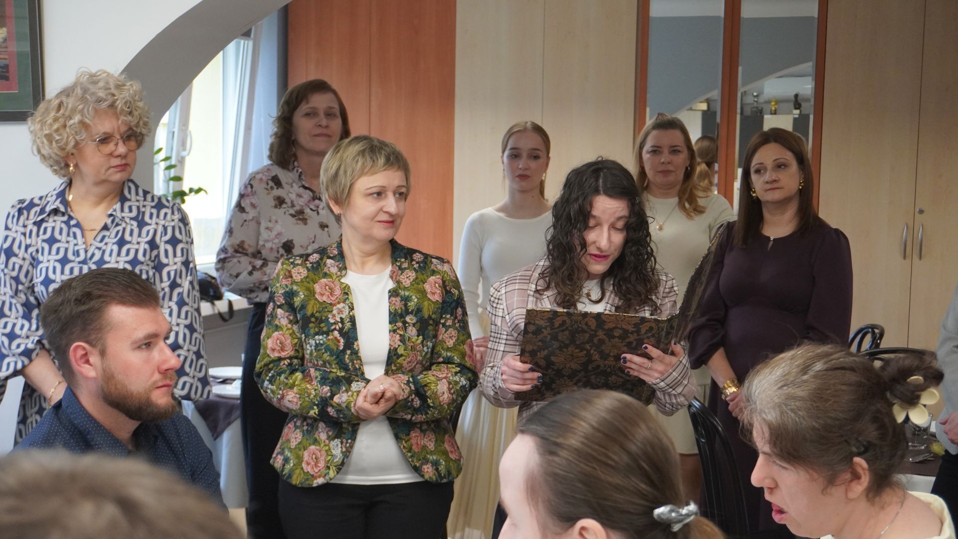 Galeria: Uczestniczka Justyna K. w towarzystwie pani dyrektor Justyny Juszczak składa życzenia podczas spotkania wielkanocnego.