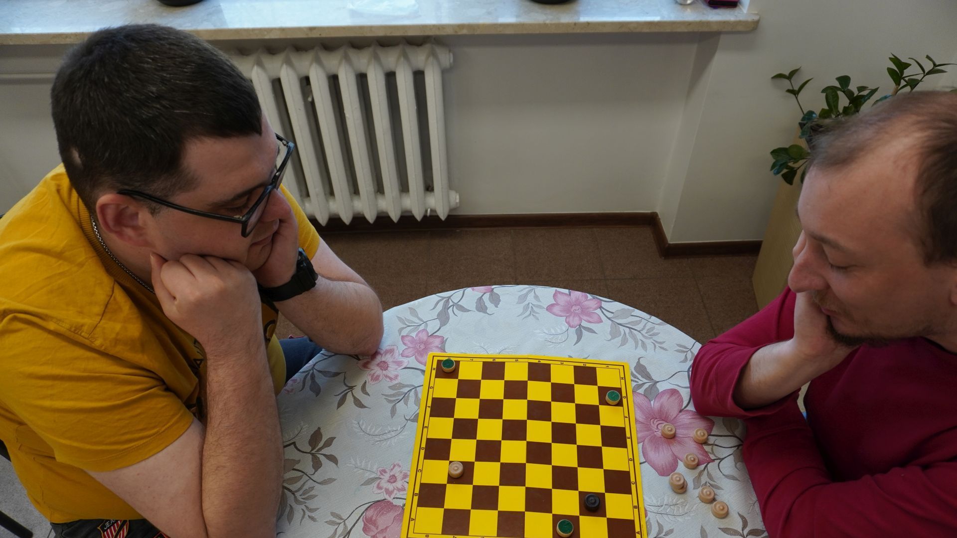 Uczestnicy Karol i Maciej grają w warcaby podczas Turnieju Warcabowego 2026. 