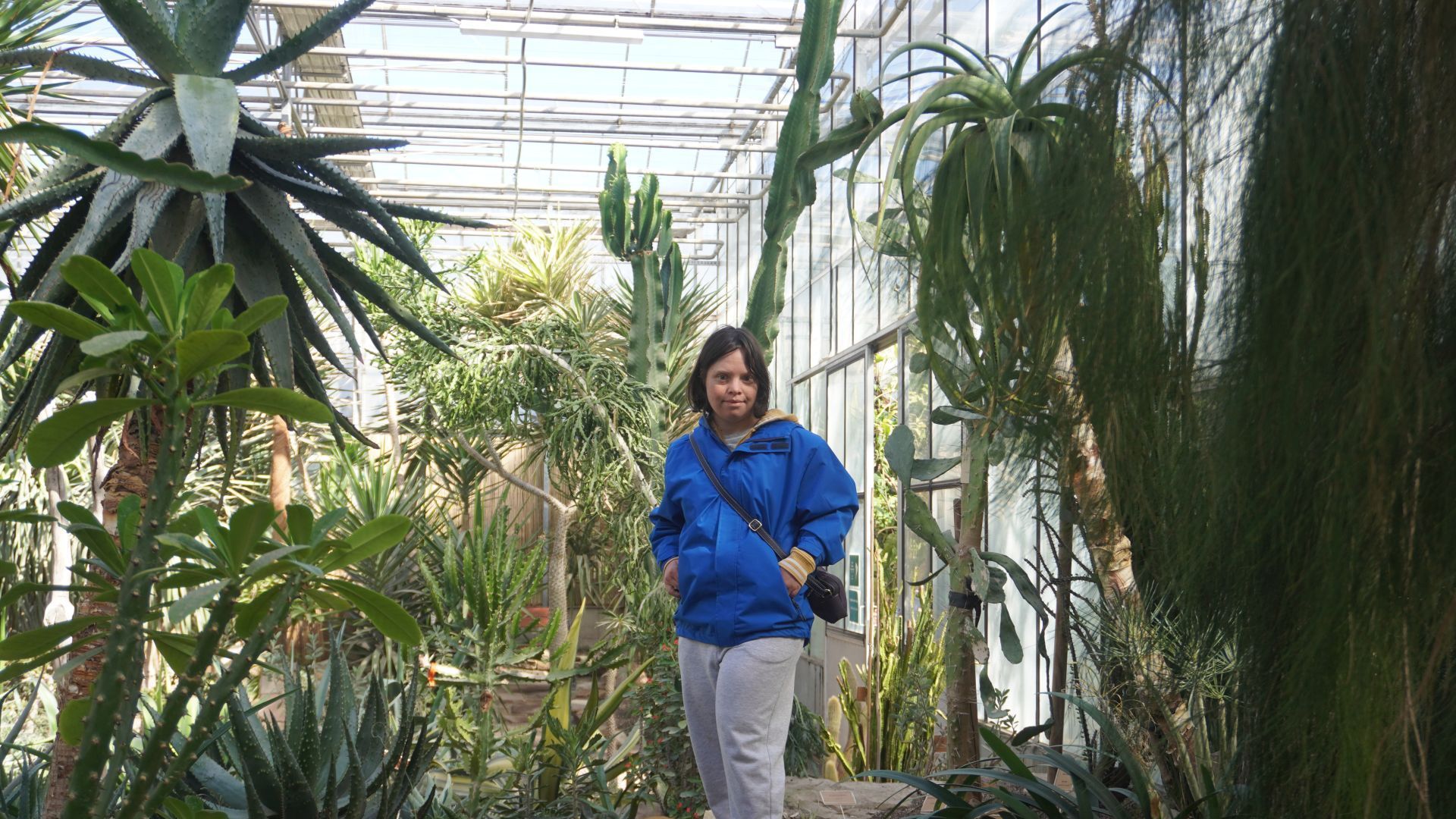 Uczestniczka Justyna R. w oranżerii Ogrodu Botanicznego w Powsinie.