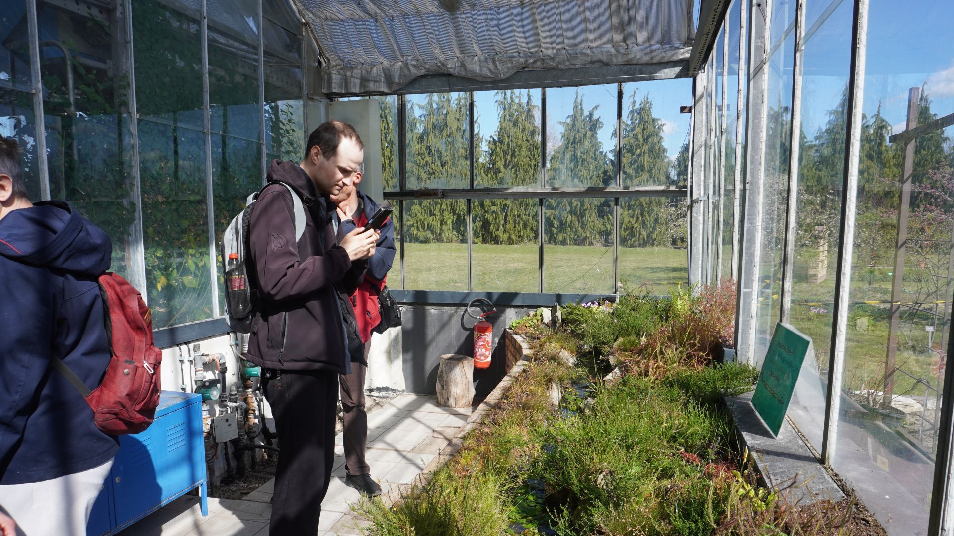 Uczestnicy w oranżerii Ogrodu Botanicznego w Powsinie.