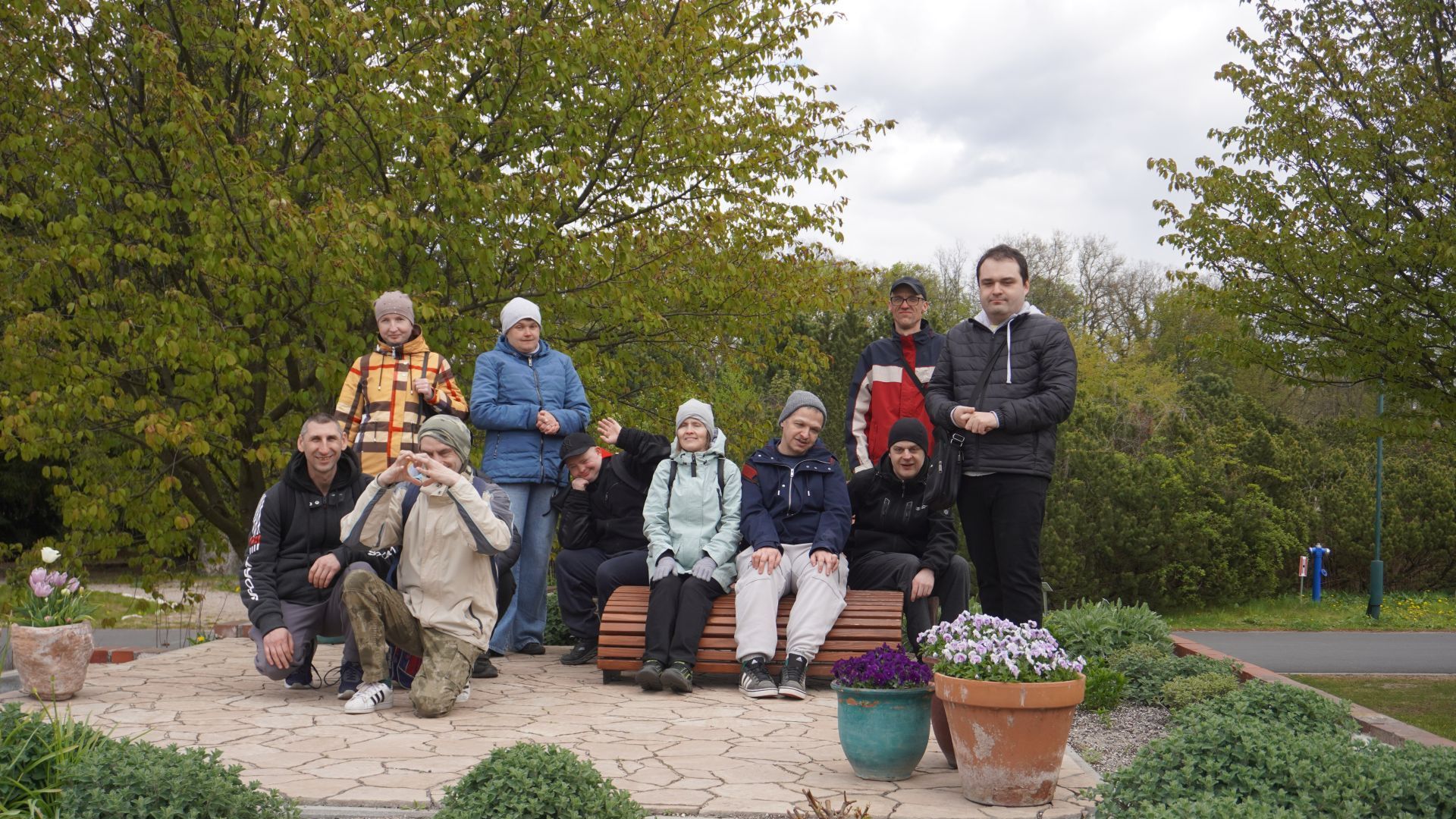 Uczestnicy odpoczywają podczas wycieczki do Ogrodu Botanicznego w Powsinie. 
