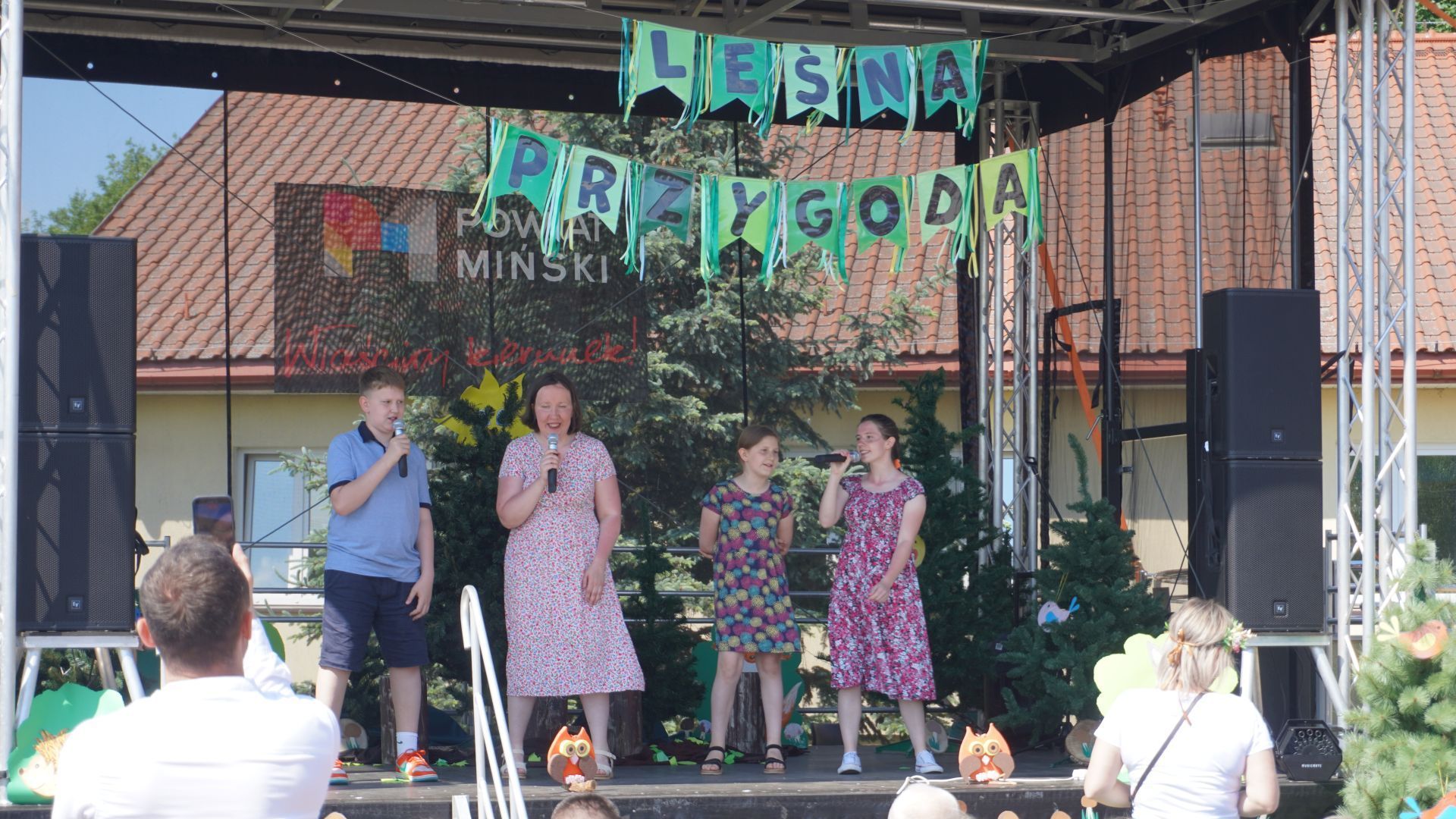 Występ artystyczny podczas Pikniku Rodzinnego ''Leśna przygoda'' w DPS w Kątach.