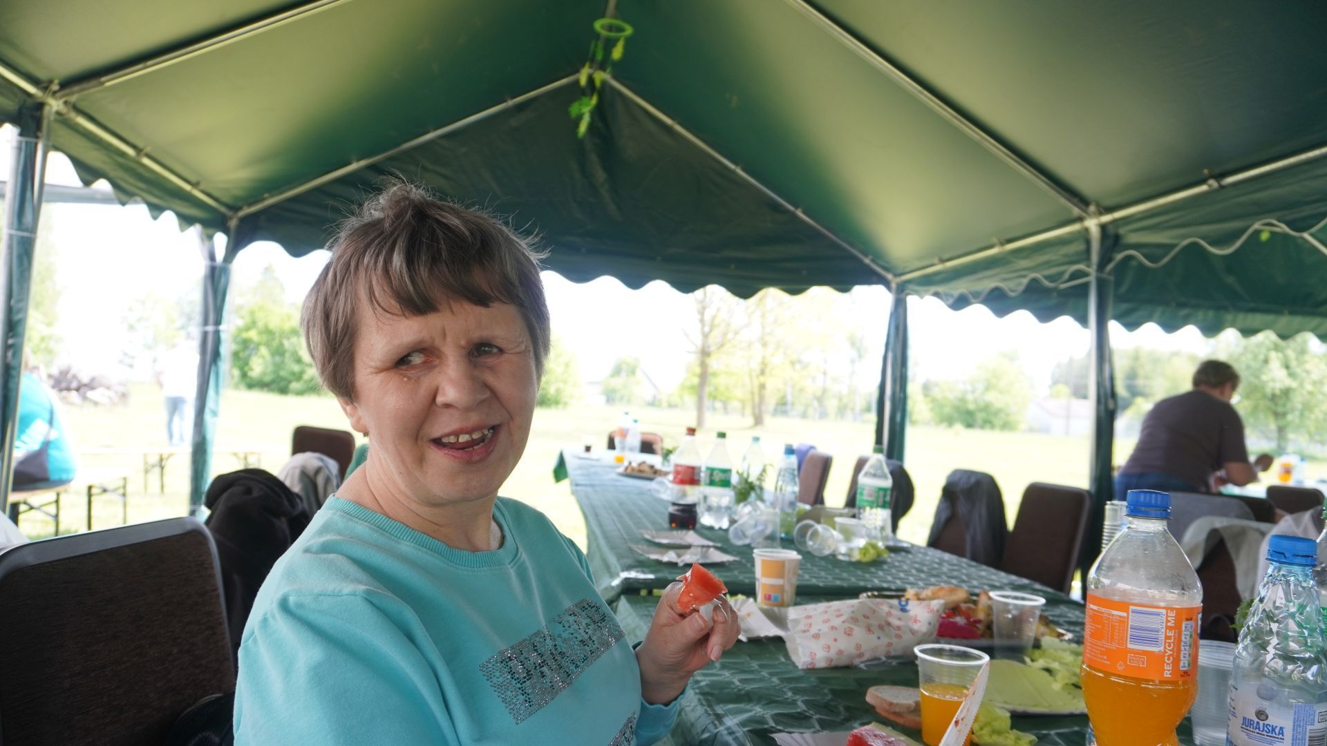 Uczestniczka naszego Domu Iwona podczas poczęstunku na Pikniku Rodzinnym w DPS w Kątach.