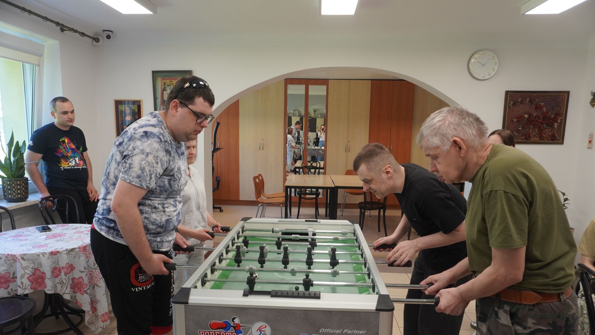 Uczestnicy grają mecz podczas Turnieju Piłkarzyków Stołowych 2026.